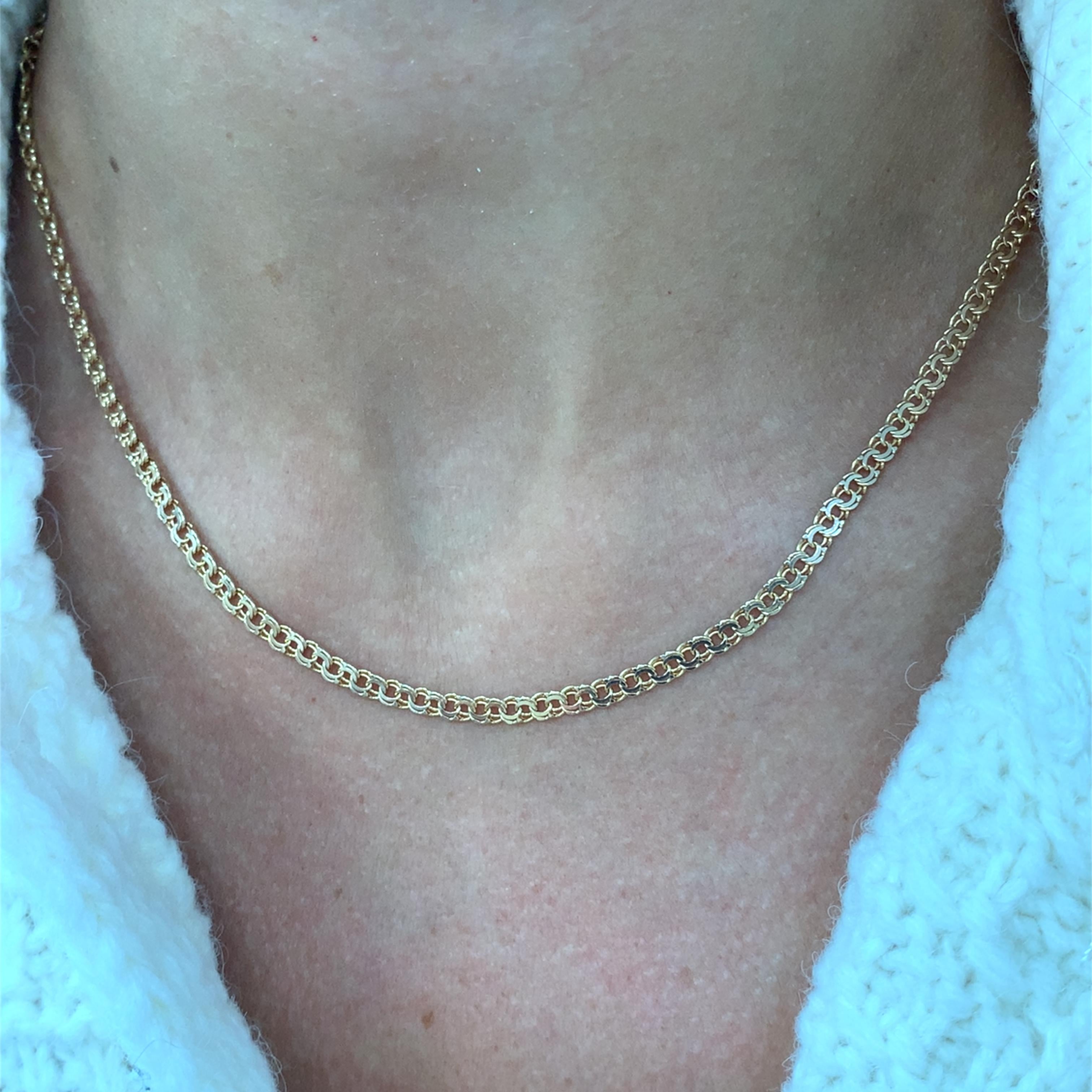 Élevez votre style avec ce collier à chaîne en or jaune 14 carats d'une facture exquise. Les maillons méticuleusement conçus s'imbriquent les uns dans les autres pour créer un flux continu, reflétant la lumière à chaque mouvement. Mélange parfait de