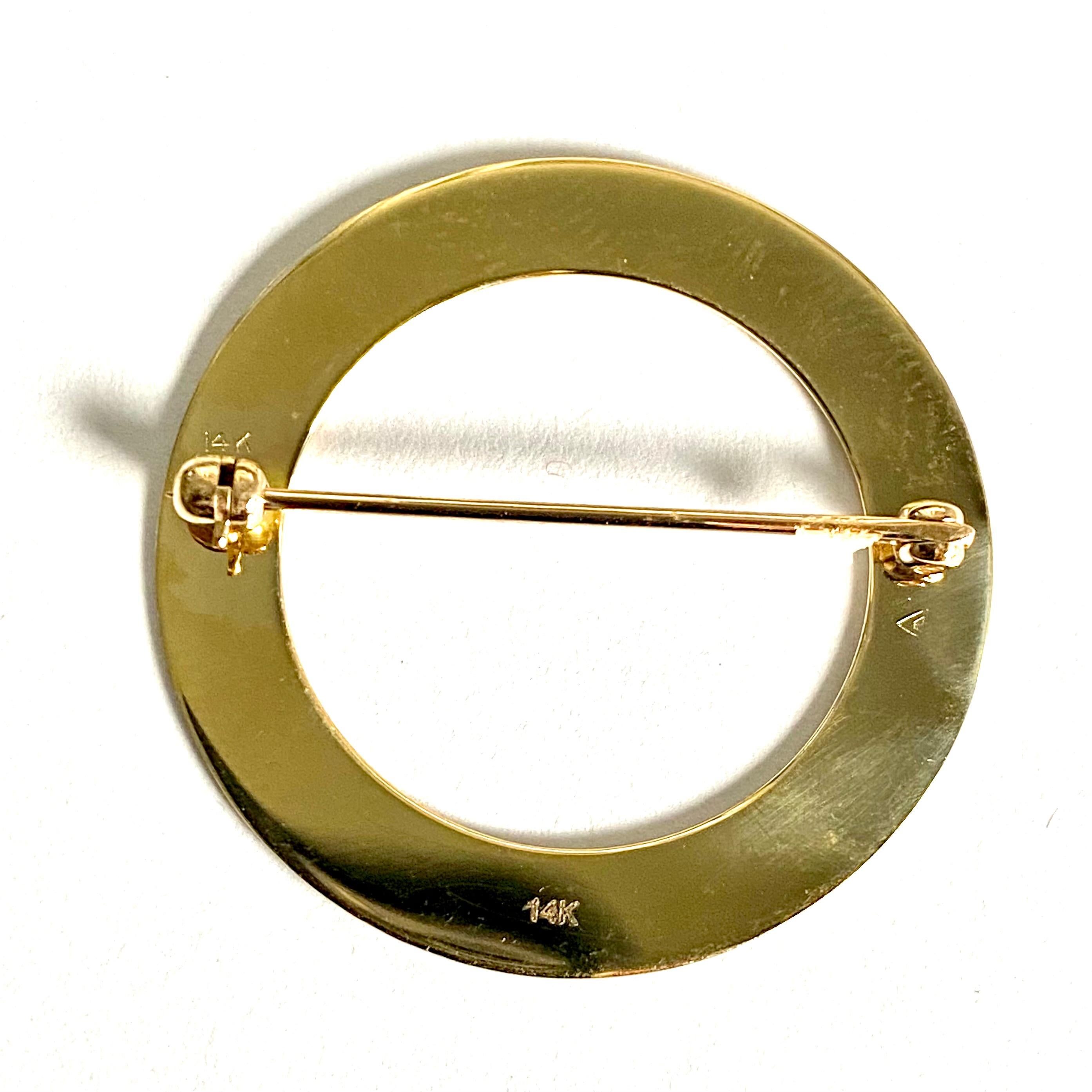 14K Yellow Gold Circle Brooch with Etched Accents 1.25 Inch In Good Condition For Sale In New York, NY