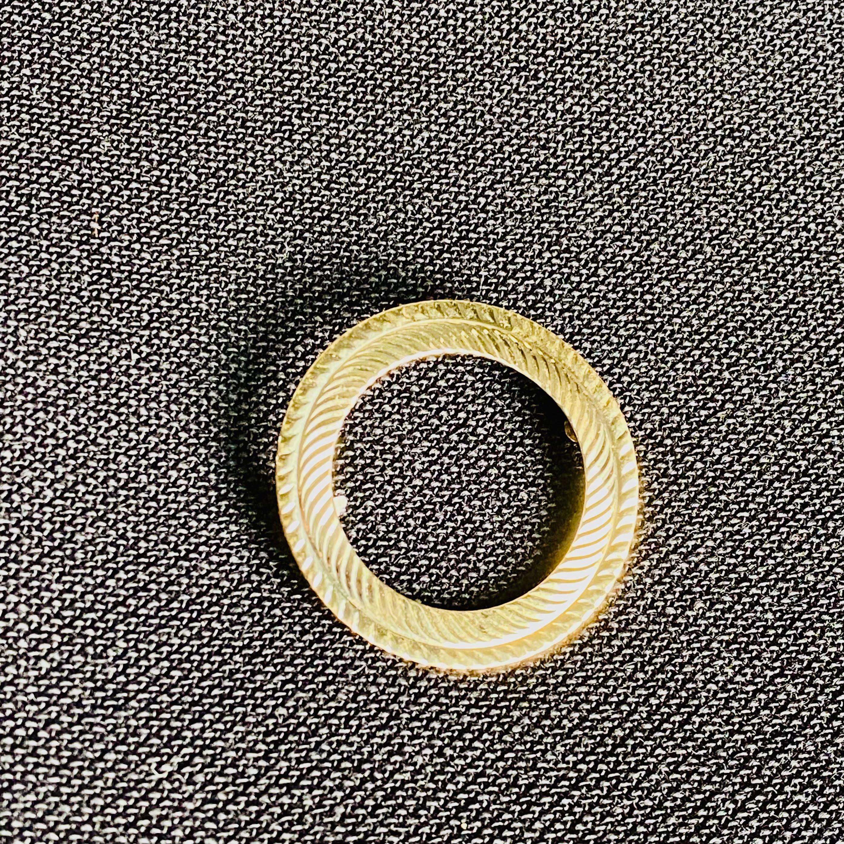 14K Yellow Gold Circle Brooch with Etched Accents 1.25 Inch For Sale 1