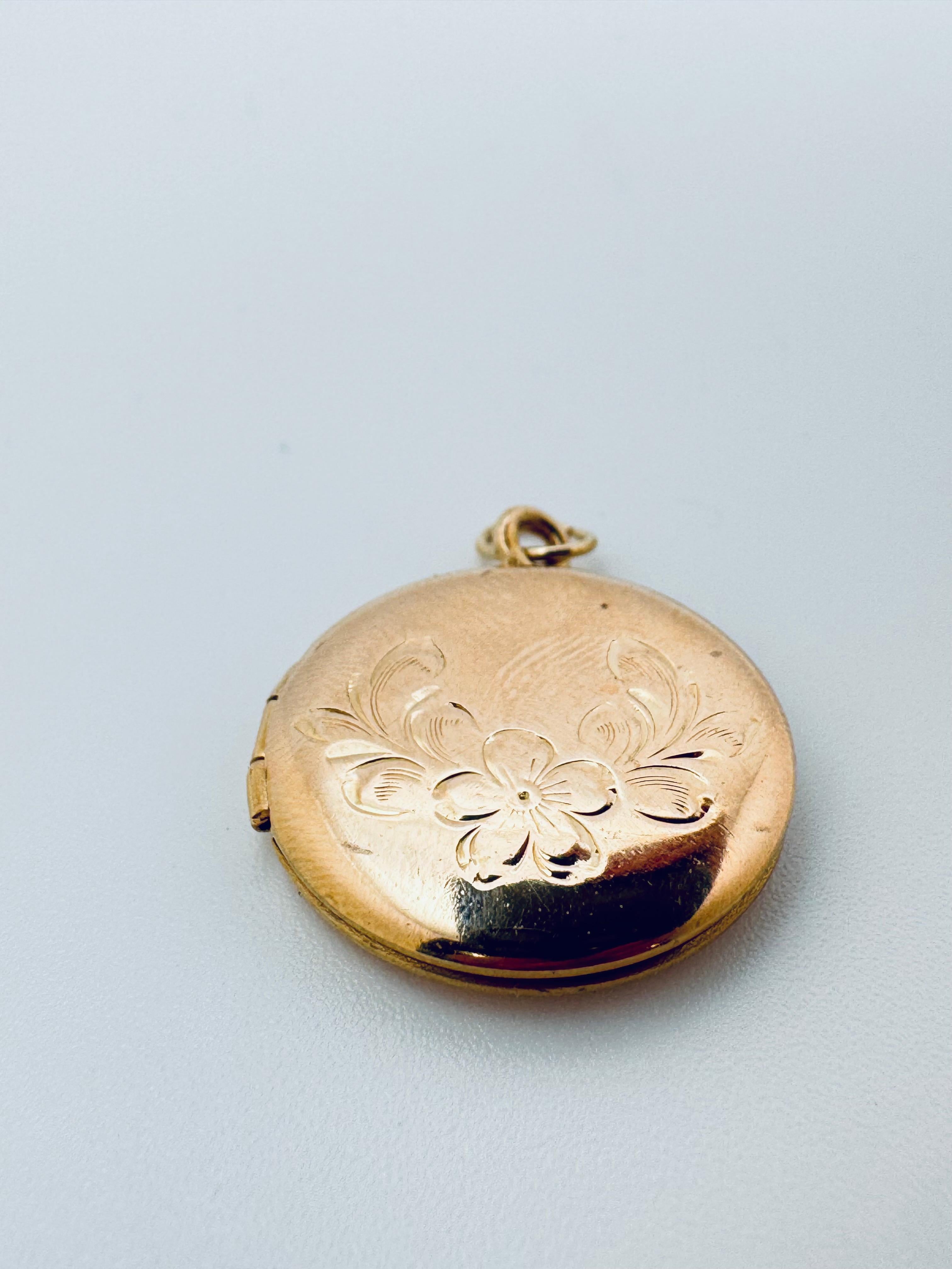 Cet élégant médaillon Circle Flower est réalisé en or jaune 14 carats poli, alliant un design intemporel à des détails délicats. La face avant du médaillon présente un motif floral joliment gravé, ajoutant une touche de charme féminin et d'élégance