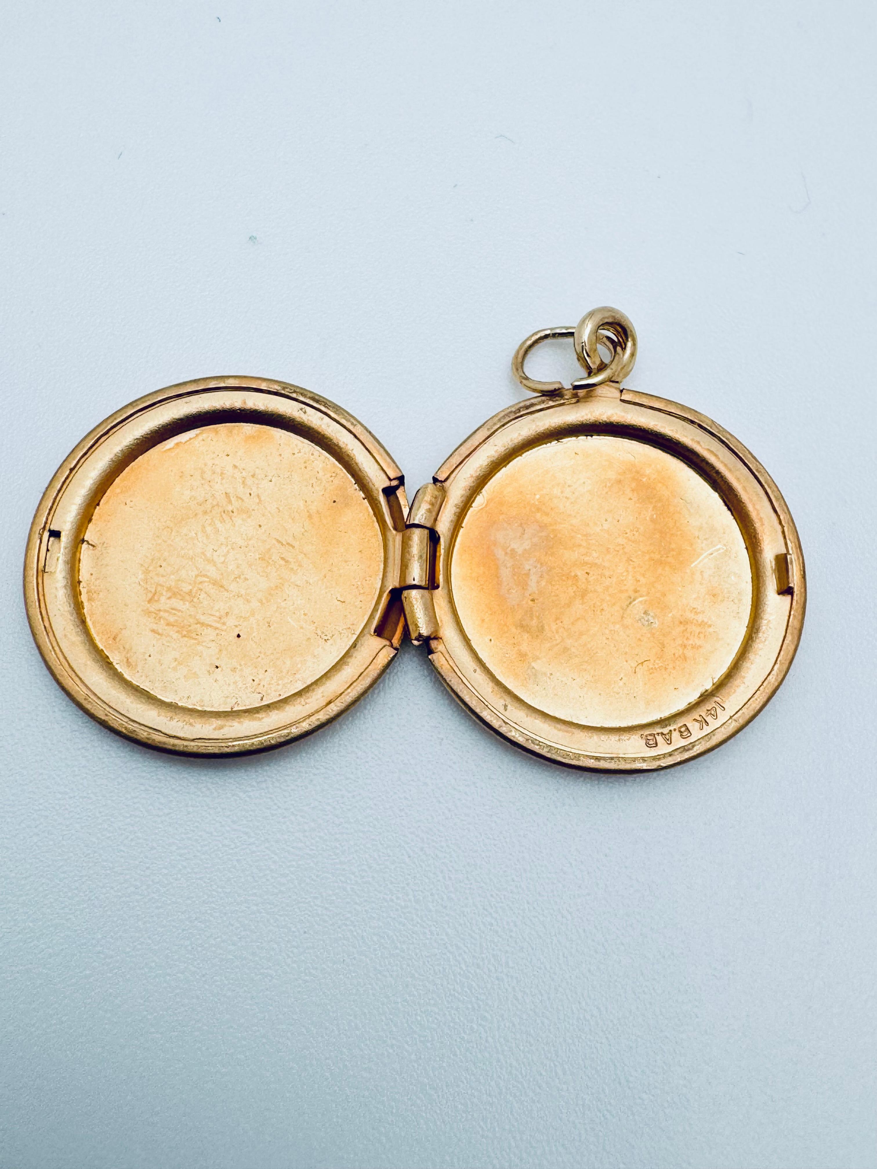 Art déco Médaillon en or jaune 14K gravé d'une fleur en forme de cercle en vente