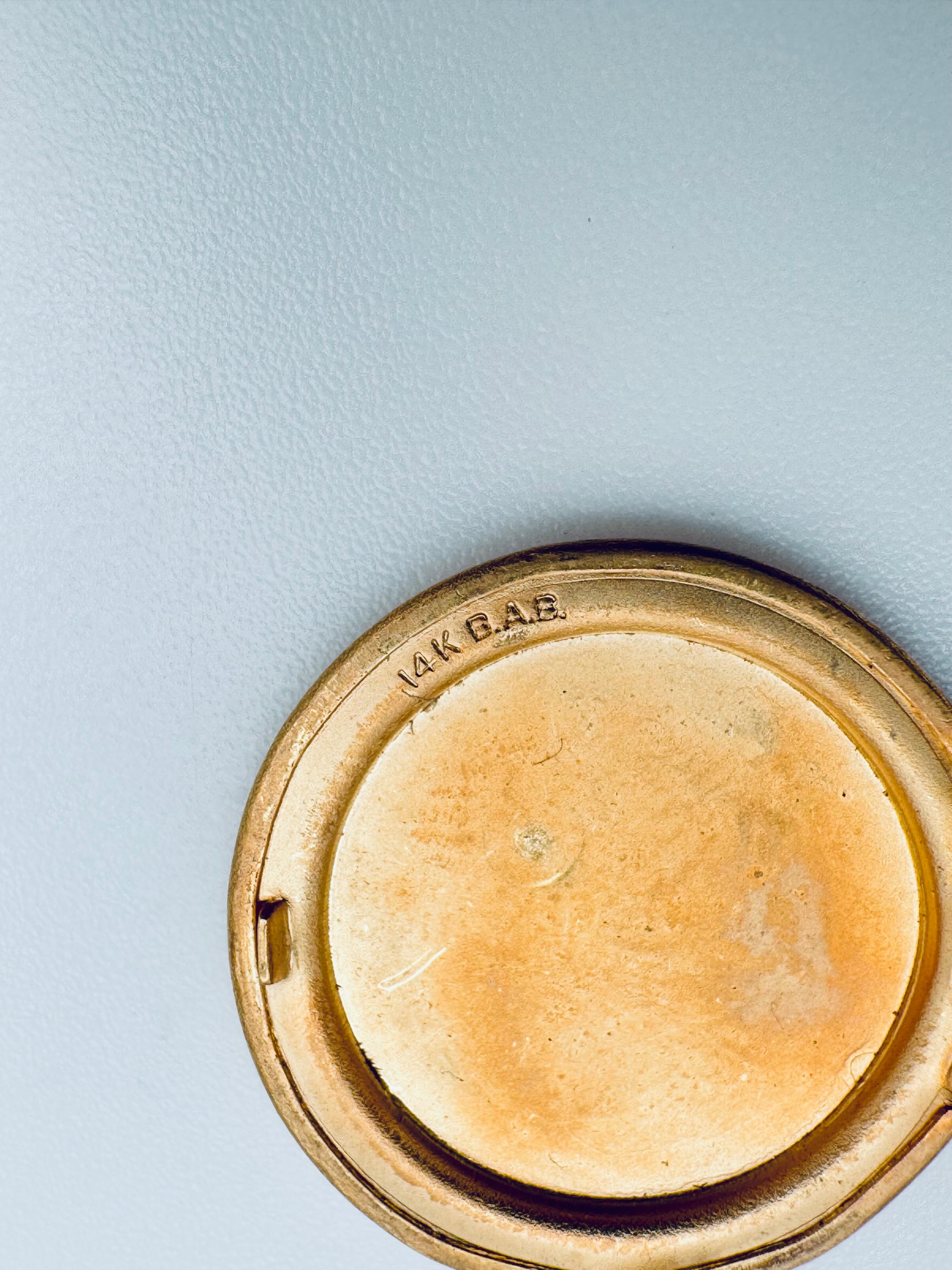 Médaillon en or jaune 14K gravé d'une fleur en forme de cercle Bon état - En vente à Palm Desert, CA