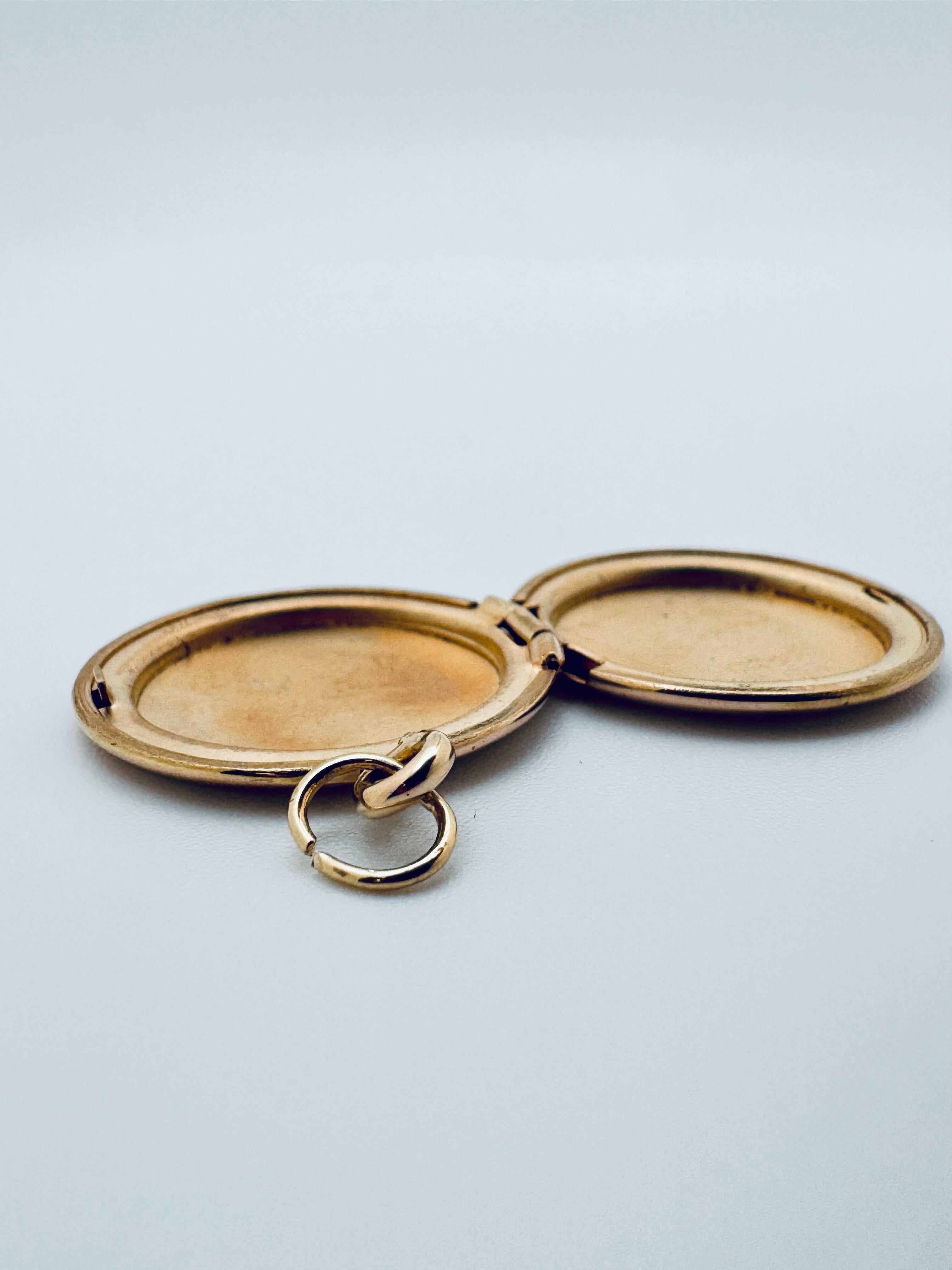 Médaillon en or jaune 14K gravé d'une fleur en forme de cercle Unisexe en vente