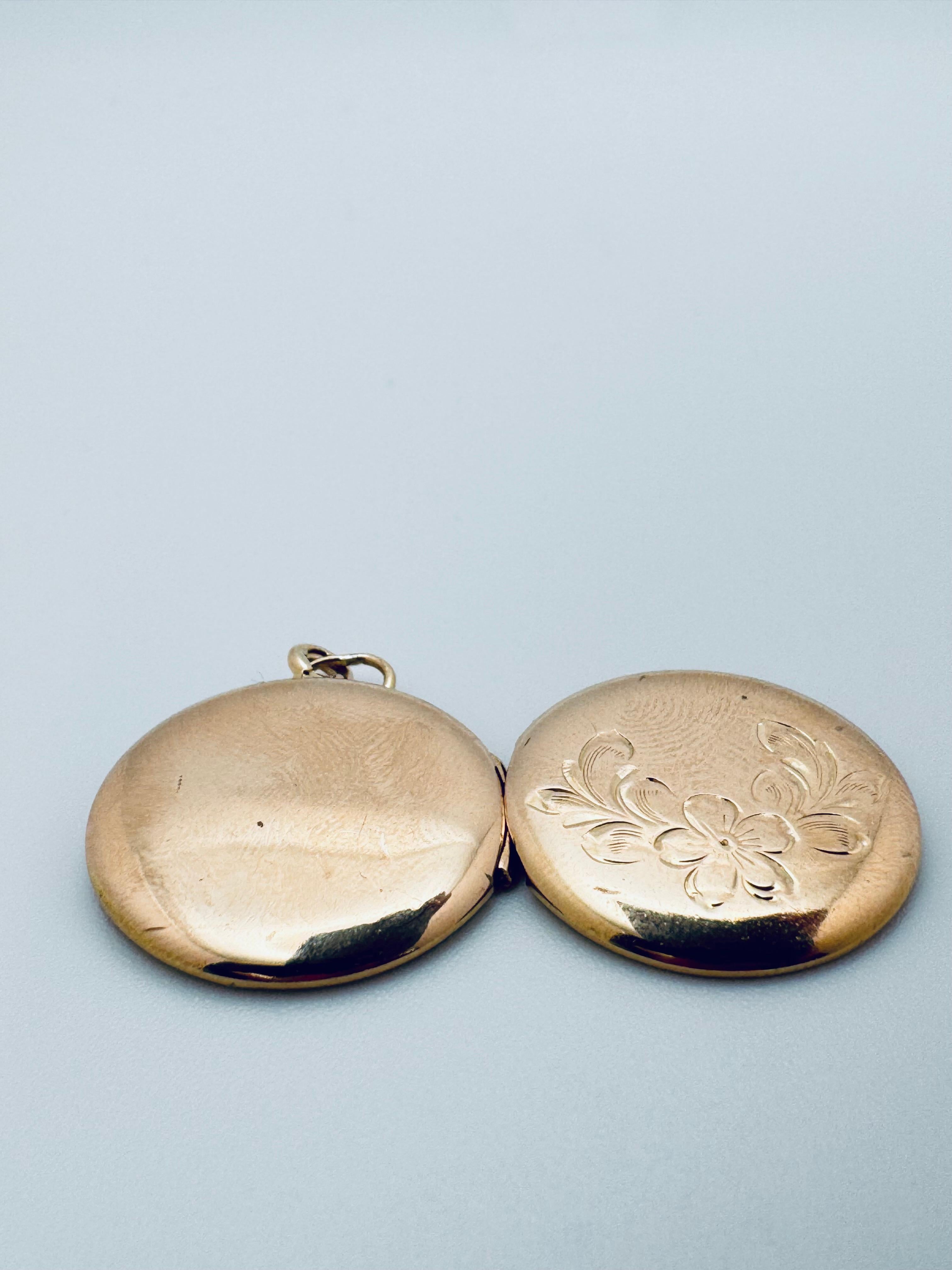 Médaillon en or jaune 14K gravé d'une fleur en forme de cercle en vente 1