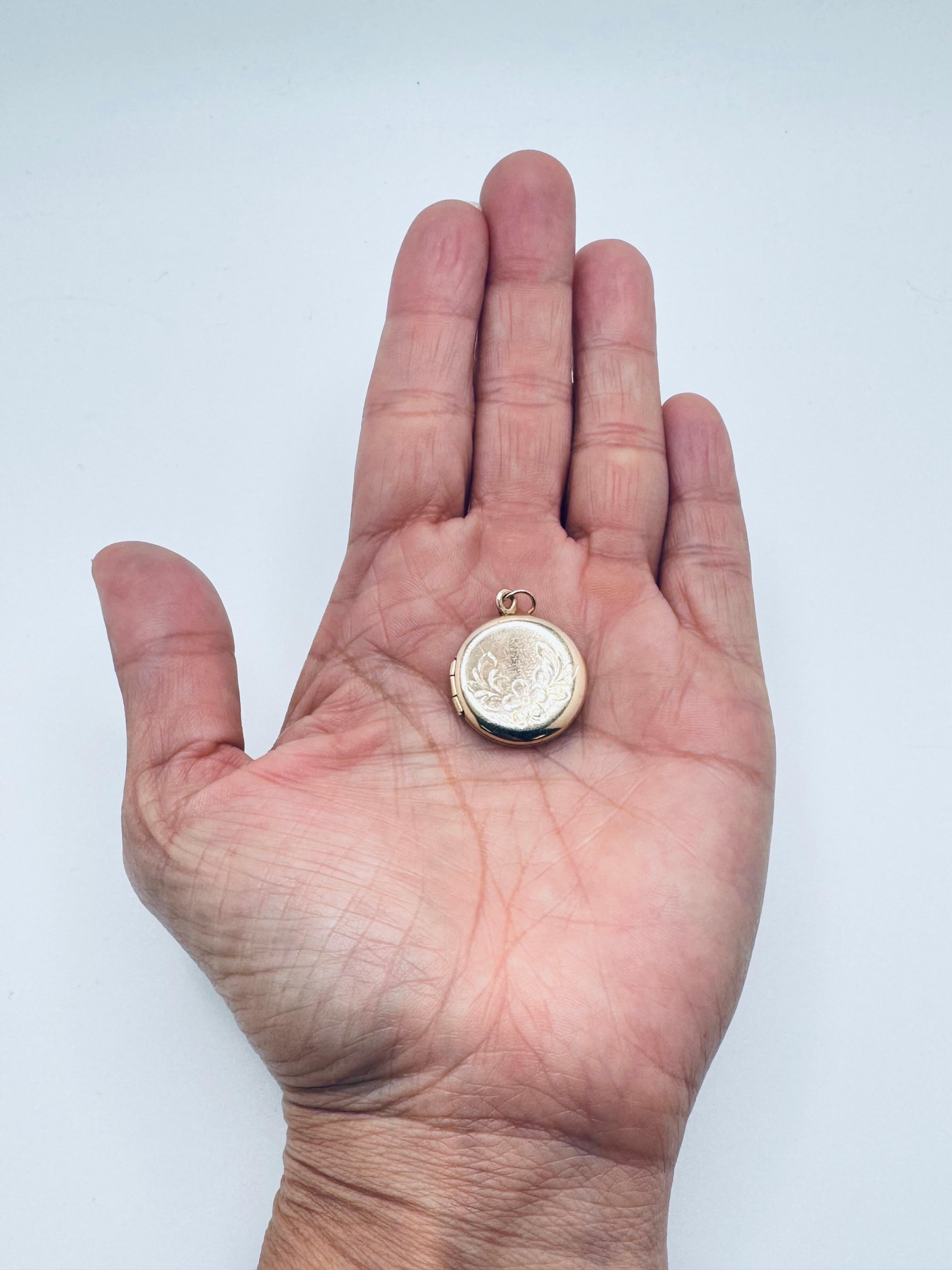 Médaillon en or jaune 14K gravé d'une fleur en forme de cercle en vente 2