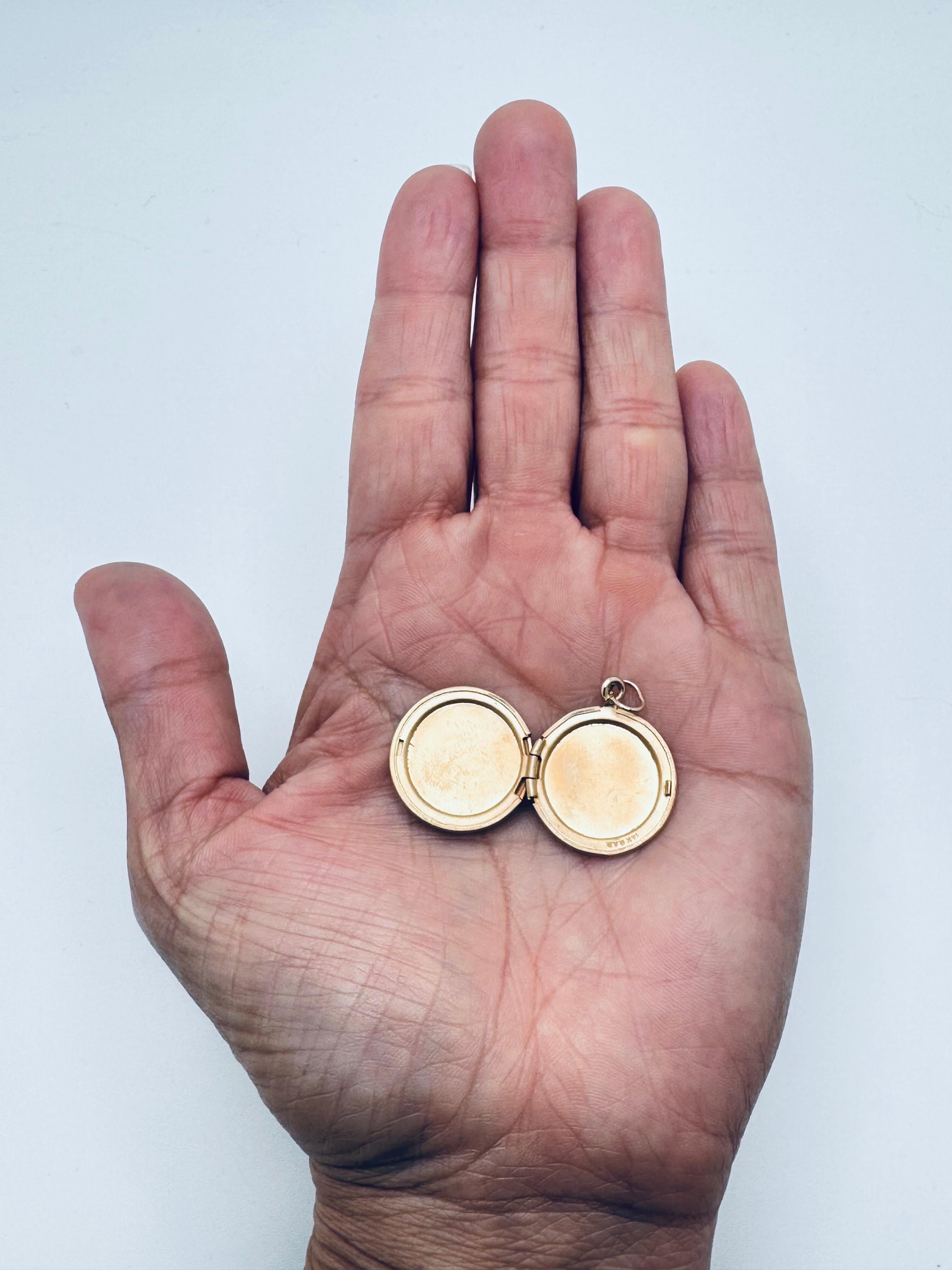 Médaillon en or jaune 14K gravé d'une fleur en forme de cercle en vente 3