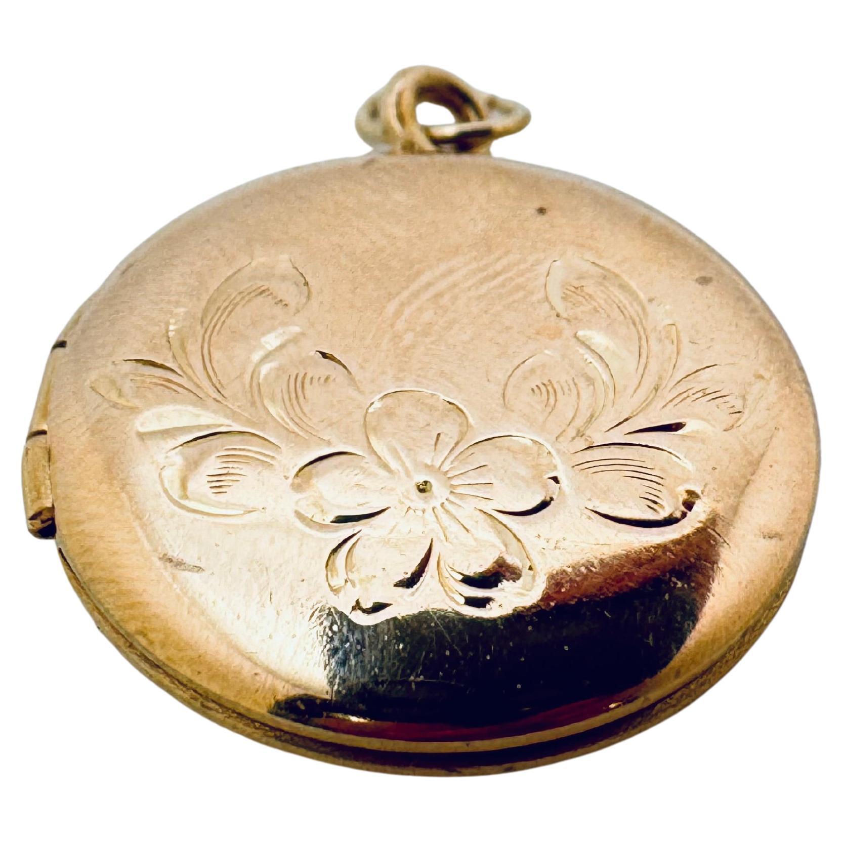 Médaillon en or jaune 14K gravé d'une fleur en forme de cercle