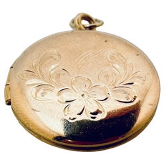 Médaillon en or jaune 14K gravé d'une fleur en forme de cercle