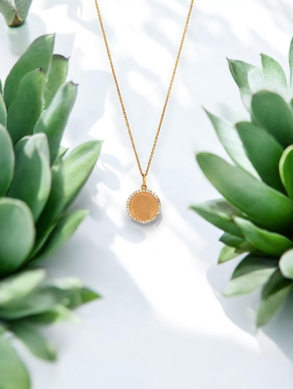 Sobria ed elegante, questa collana in oro giallo 14K presenta un ciondolo a forma di cerchio di 3/4 di pollice ornato da diamanti naturali da .25 CTW, che irradiano uno scintillio senza tempo. La catena regolabile da 16