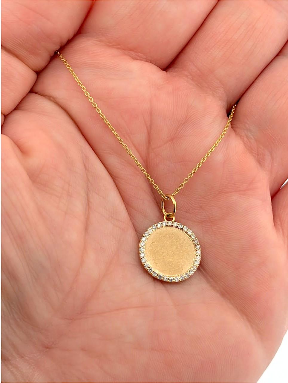 Taglio rotondo Amelia  Collana con ciondolo a forma di cerchio in oro giallo 14K  .25 CTW Diamanti naturali in vendita