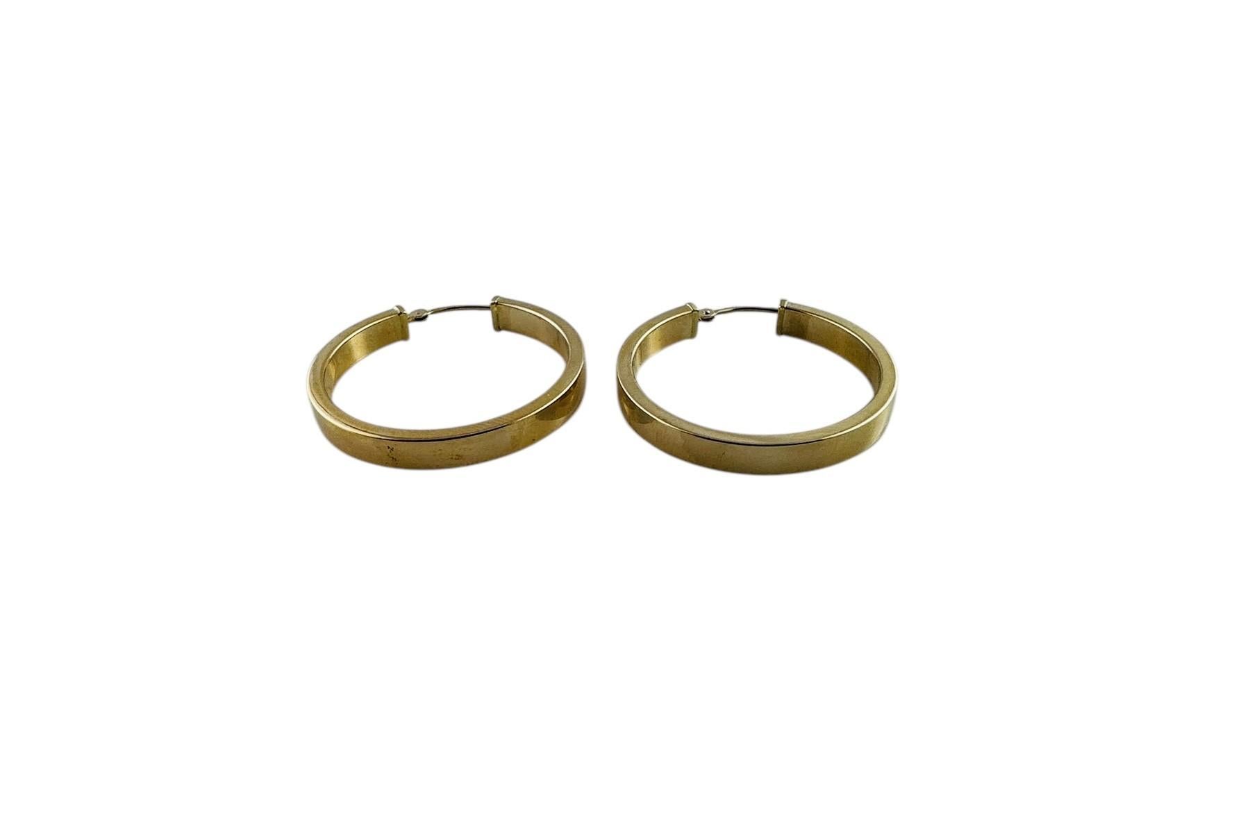 14K Yellow Gold Circular Hoop Earrings

These classic hoop earrings are set in 14K yellow gold. Smooth polished finished

Stamped EG 14K

2.7 g / 1.7 dwt

Measurements: 29.85 mm in length, 29.12 mm wide, 3.85 mmm thick

Very good preowned