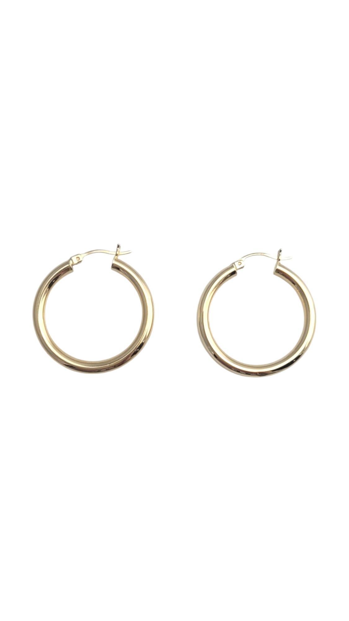 14K Yellow Gold Circle Hoop Earrings

These simple but elegant hoop earrings are meticulously designed in 14 karat yellow gold.

Hallmark: 14K

Weight: 2.58 g / 1.7 dwt.

Size: 31.4 mm X 3.4 mm X 3.1 mm

Very good condition, professionally