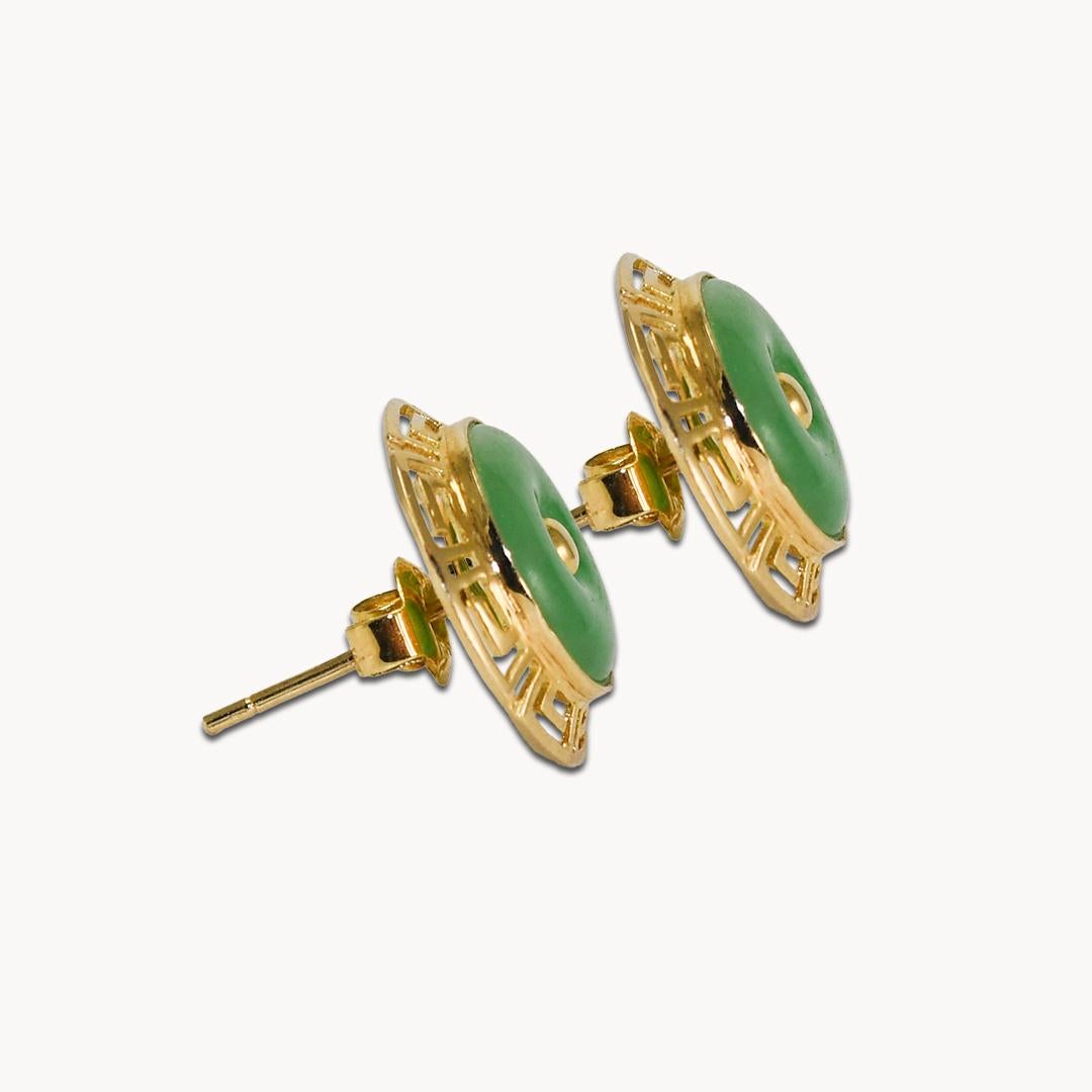 Ladies 14k yellow gold and green jade earrings.
The Settings test 14k.
The gross weight of the earrings is 2.6 grams.
The natural green jade is cut in a circular style.
The earrings measure 1/2 inch in diameter.
There are posts with friction backs