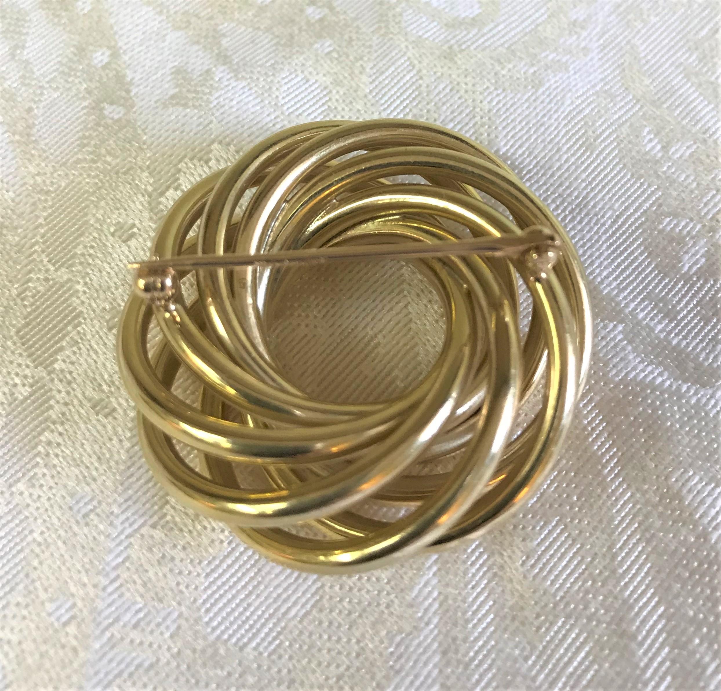 This circular knot brooch is guaranteed  to draw attention to your outfit!
Classic style
14 karat yellow gold 
Approximately 1.5 inches in diameter
Stamped 