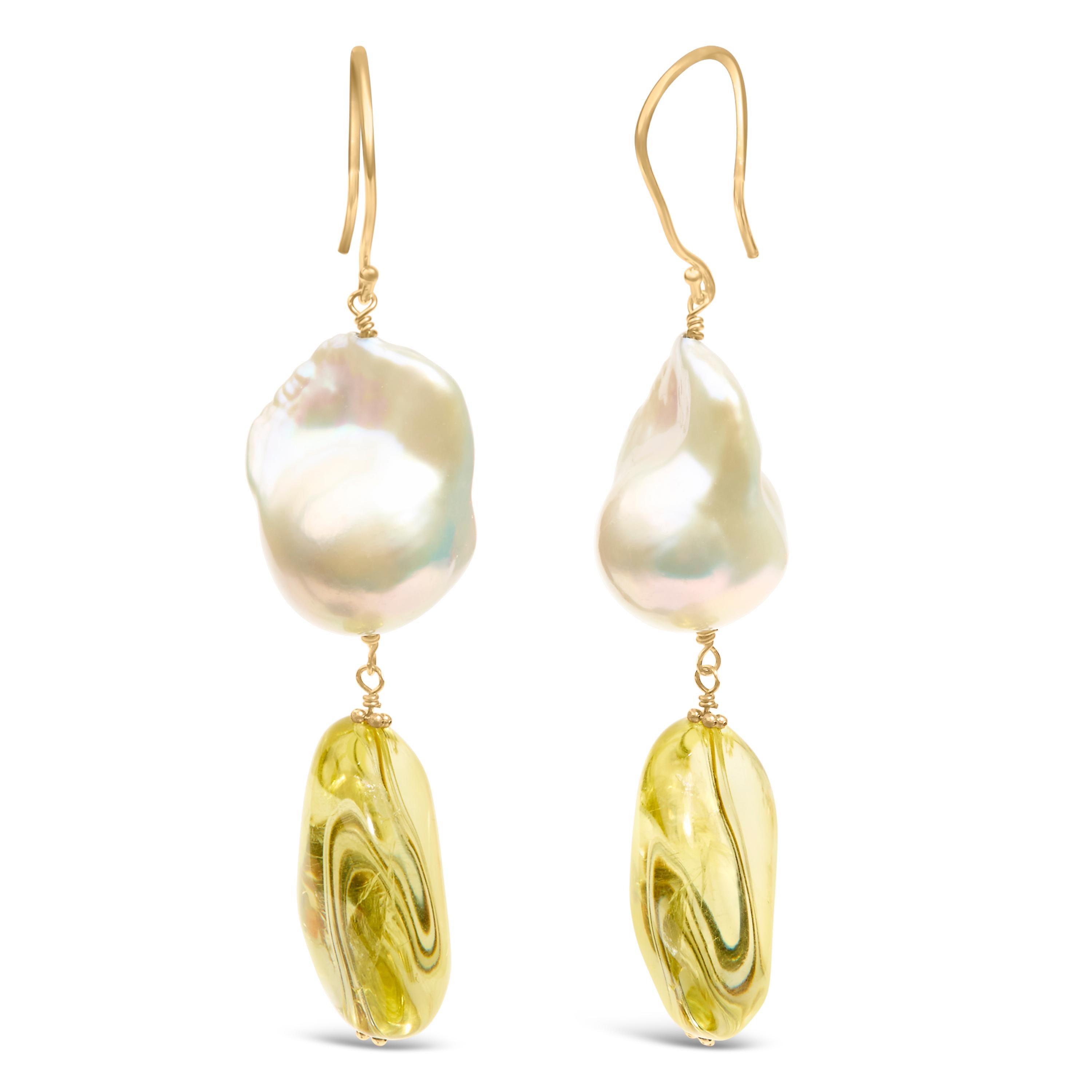 Avvolti nell'eleganza, questi orecchini in oro giallo 14K sono una sinfonia di splendore naturale, con pietre citrine intatte e perle barocche. Ogni citrino, tagliato meticolosamente in modo asimmetrico a 20 mm per 15 mm, danza in modo accattivante