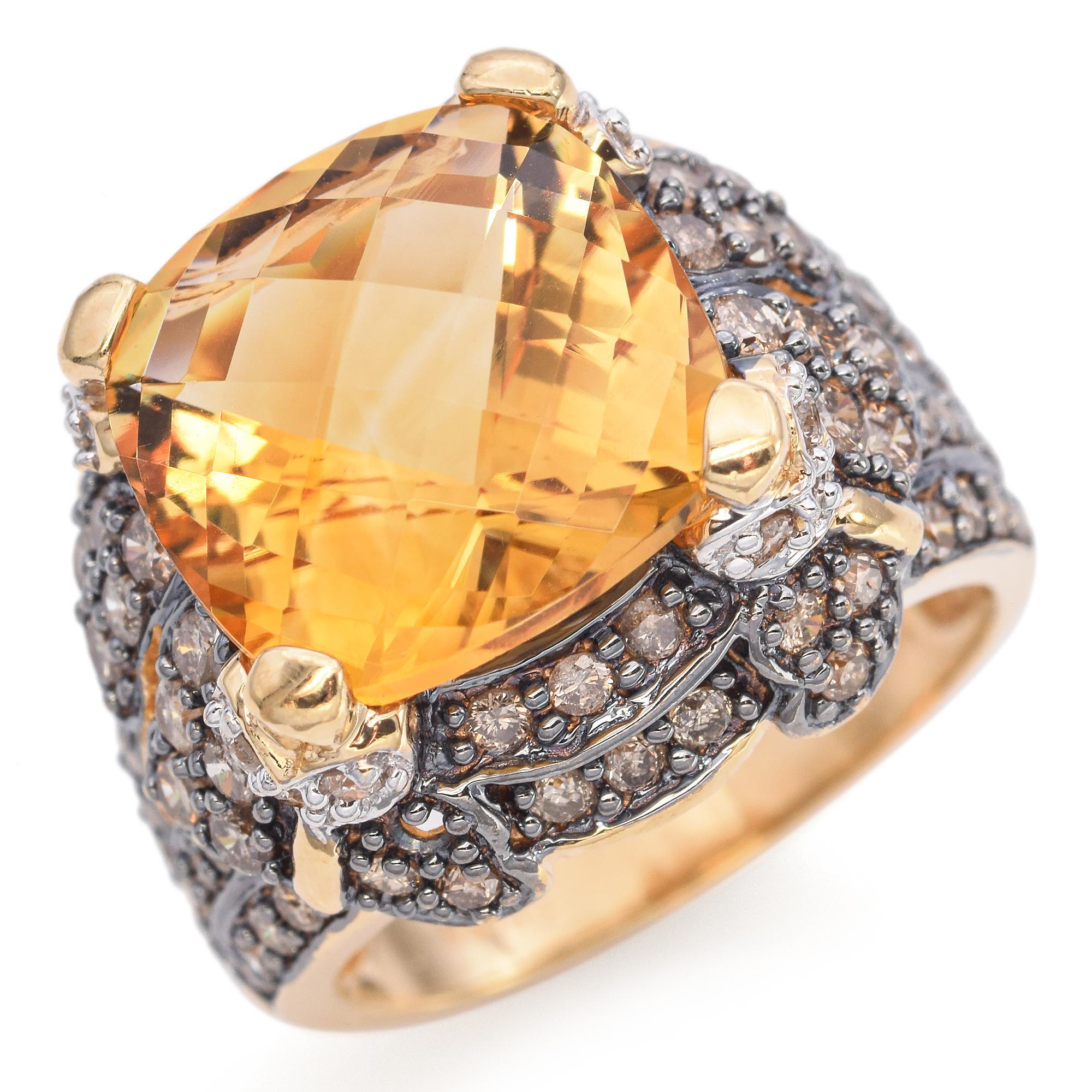 Découvrez l'allure exquise de cette bague en citrine et diamant, une création époustouflante.
Réalisée en or 14k, cette bague est ornée d'une grande citrine à facettes.
Le bracelet est orné de motifs floraux complexes, incrustés de diamants pavés,