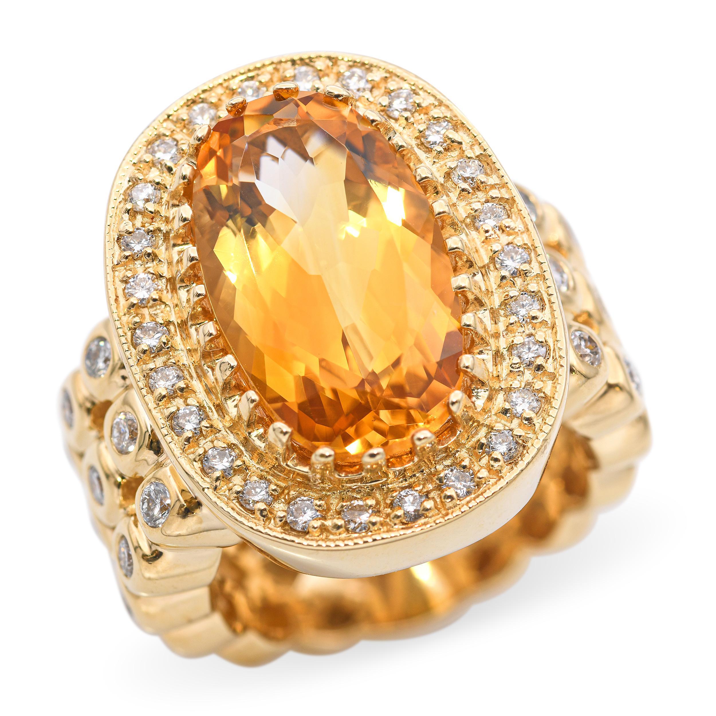 Cette bague de cocktail audacieuse et glamour est fabriquée en or jaune 14 carats et met en valeur une citrine vibrante en son centre, qui rayonne de riches teintes orangées. Autour de la citrine, des diamants blancs étincelants ajoutent de la