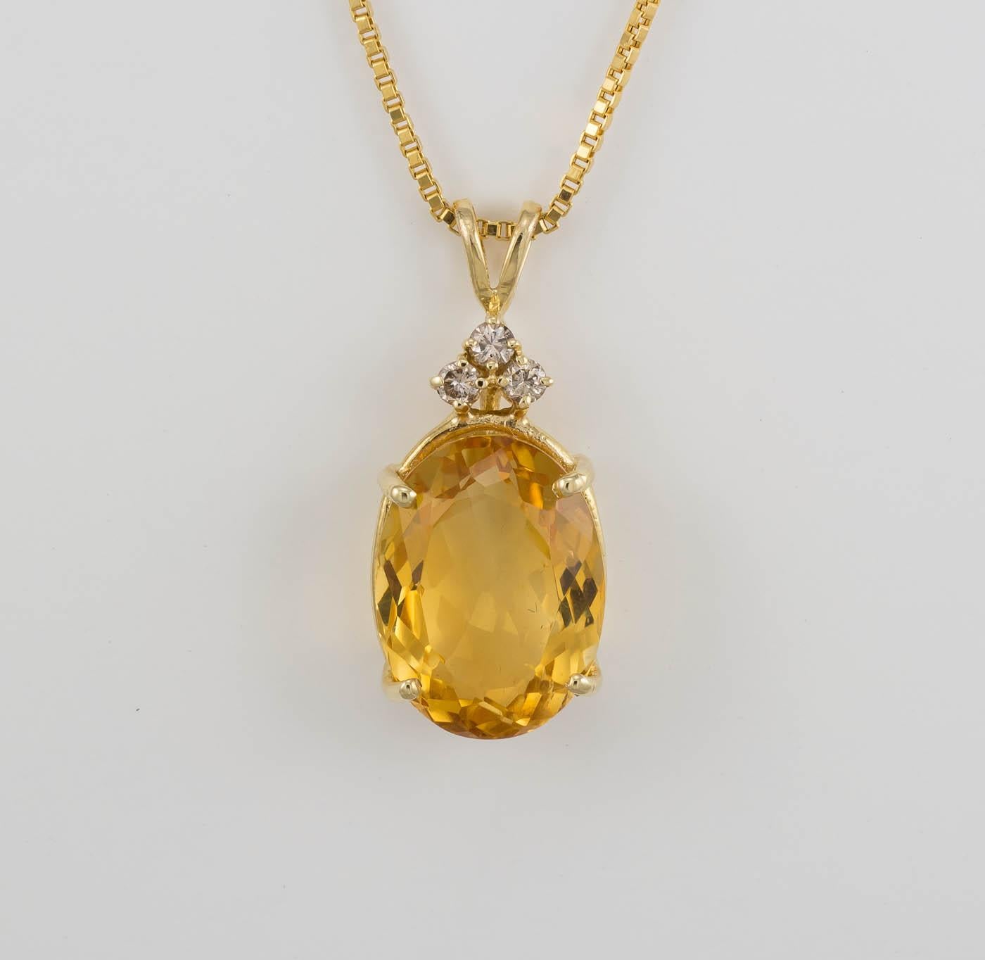 Taille ovale Collier en or jaune 14 carats, quartz, citrine et diamants en vente