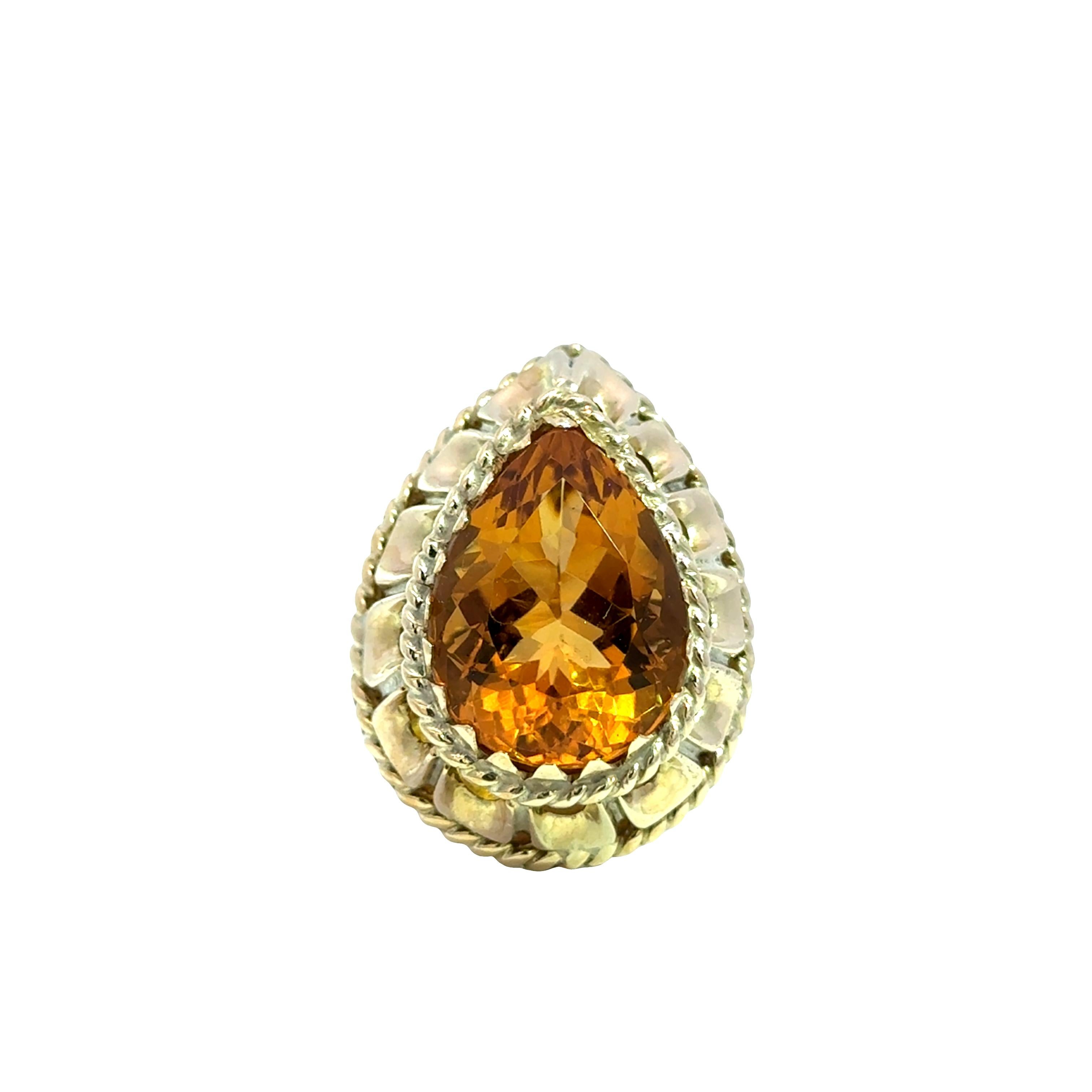 Cette bague en or jaune 14 carats présente une citrine en forme de poire pesant 10,25 carats. La riche teinte orange dorée de la pierre est magnifiquement complétée par la chaude monture en or jaune, conçue pour mettre en valeur l'éclat de la