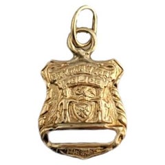 Le bouclier de la police de la ville de New York en or jaune 14 carats