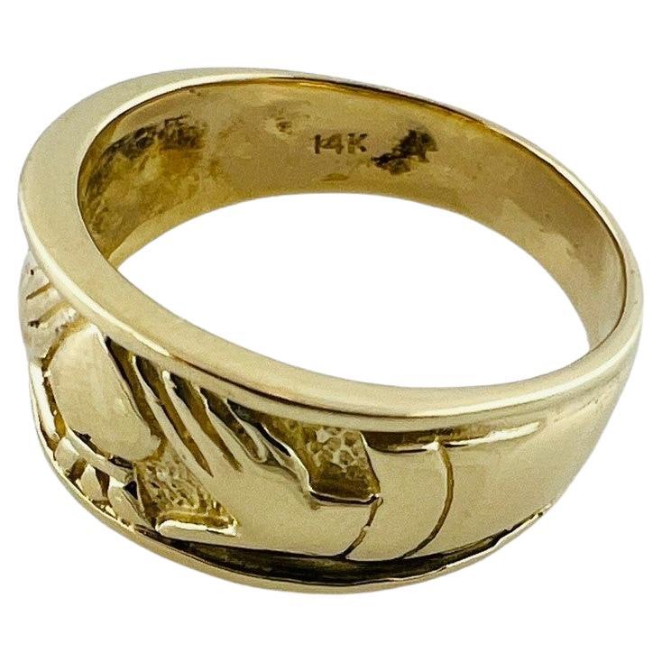 Vintage 14K Yellow Gold Claddagh Band - 

This traditional Irish symbol of love is a beautiful accessory for anyone!

Ring Size: 7.25

Shank approx. 4mm

Stamped 14K 

Weight:  3.4 dwt/5.4 g

Very good condition, professionally polished.

Will come