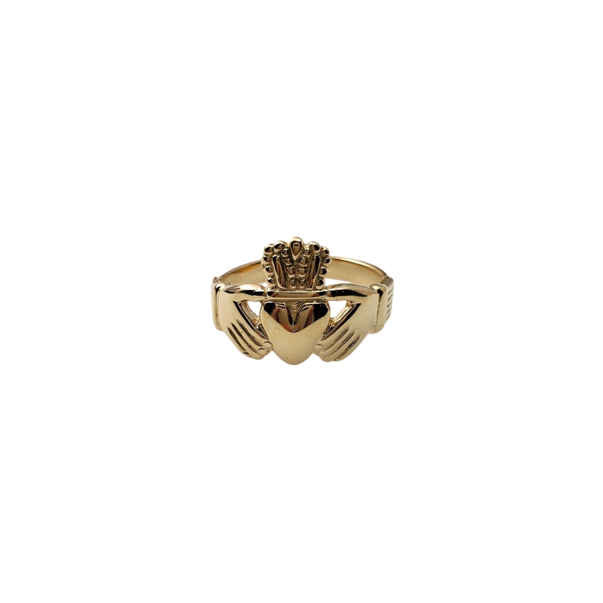 14K Yellow Gold Claddagh Ring -

This timeless ring represents love and loyalty, and is a perfect addition to your collection.

Size:  10

Weight:  3.9dwt. /  6.2 gr.

Marked: 14K DM

Shank: 3mm wide

Very good condition, professionally