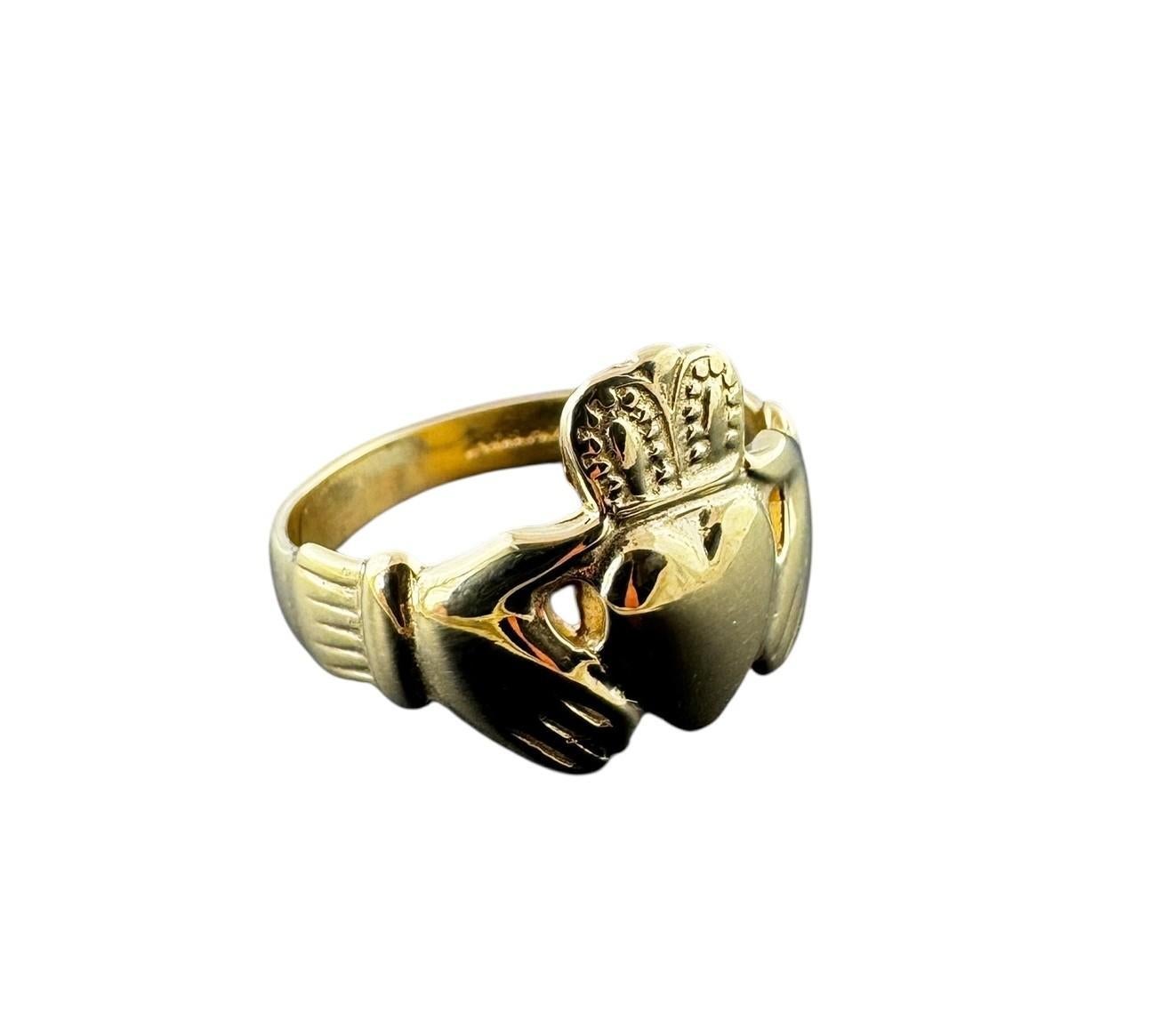 14K Gelbgold Claddagh Ring -

Dieser Claddagh-Ring aus 14 Karat Gelbgold symbolisiert mit seinem traditionellen irischen Design Liebe, Treue und Freundschaft. Mit zwei Händen, die ein Herz halten, das von einer Krone gekrönt wird, und einem warmen,