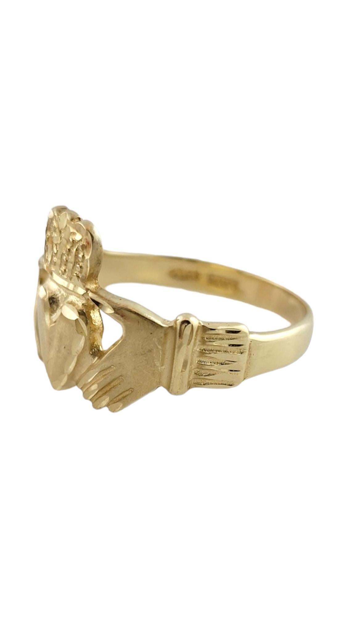 Vintage 14K Yellow Gold Claddagh Ring Size 10.5

This gorgeous Claddagh ring is crafted from 14K yellow gold!

Ring size: 10.5
Shank: 2.95mm
Front: 14.5mm

Weight: 5.3 g/ 3.4 dwt

Hallmark: 14K Mexico

Very good condition, professionally
