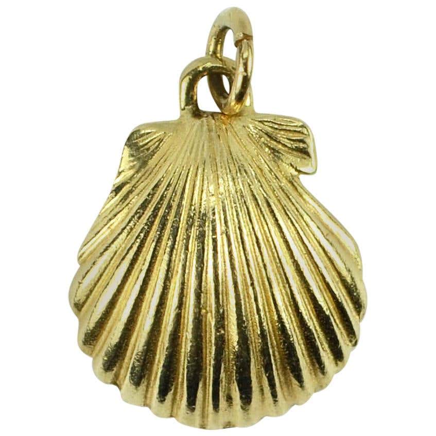 14 Karat Yellow Gold Clam Shell Charm Pendant For Sale at 1stDibs