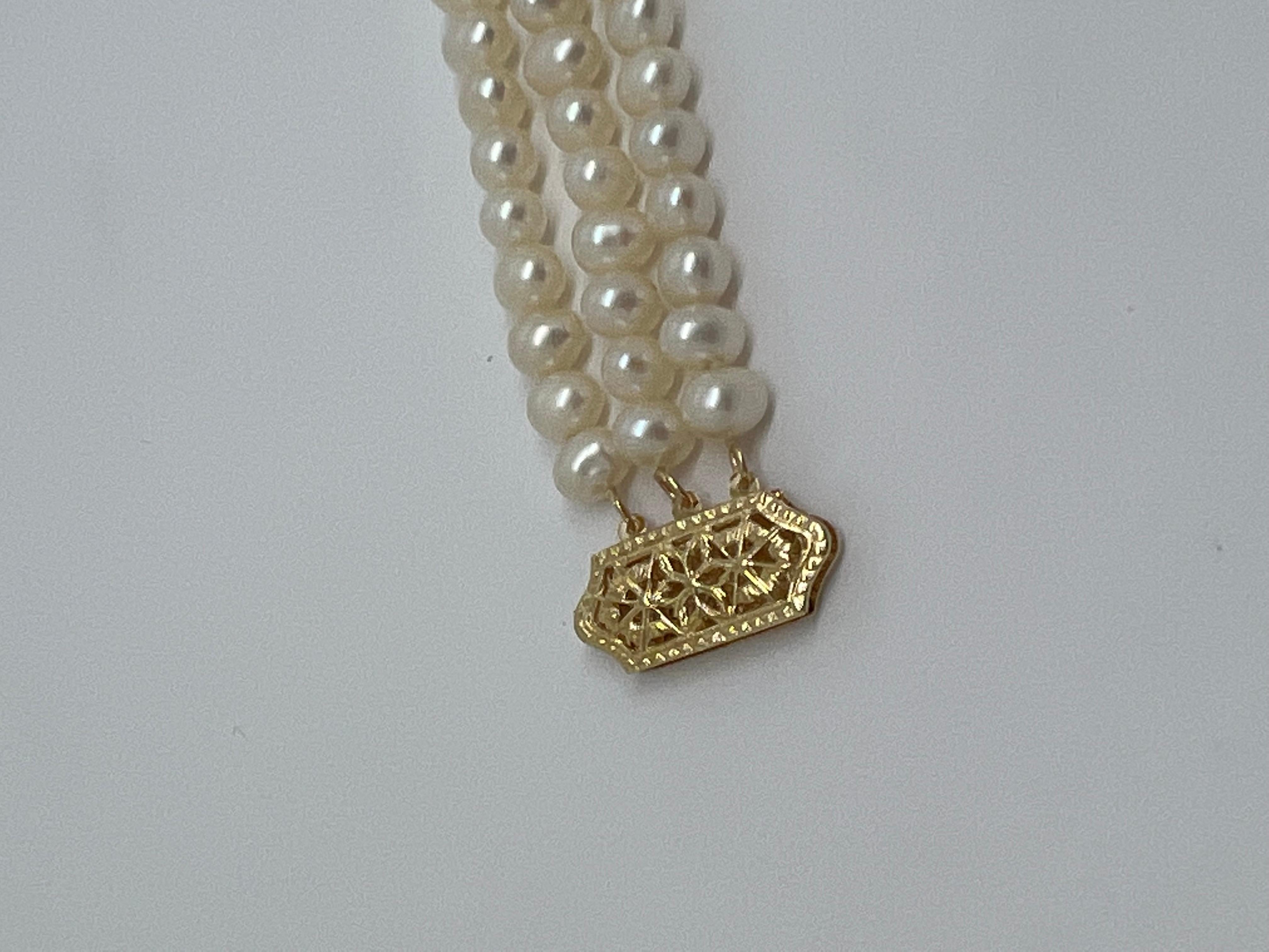 A vendre :

Ce fermoir en or jaune massif de 14 carats est absolument superbe  Bracelet de perles à double fil - Une vie et un lustre étonnants ! 

Excellent travail
Longueur : 7 pouces
Poids : 19,2 grammes
Métal : or massif 14k
Poinçon :