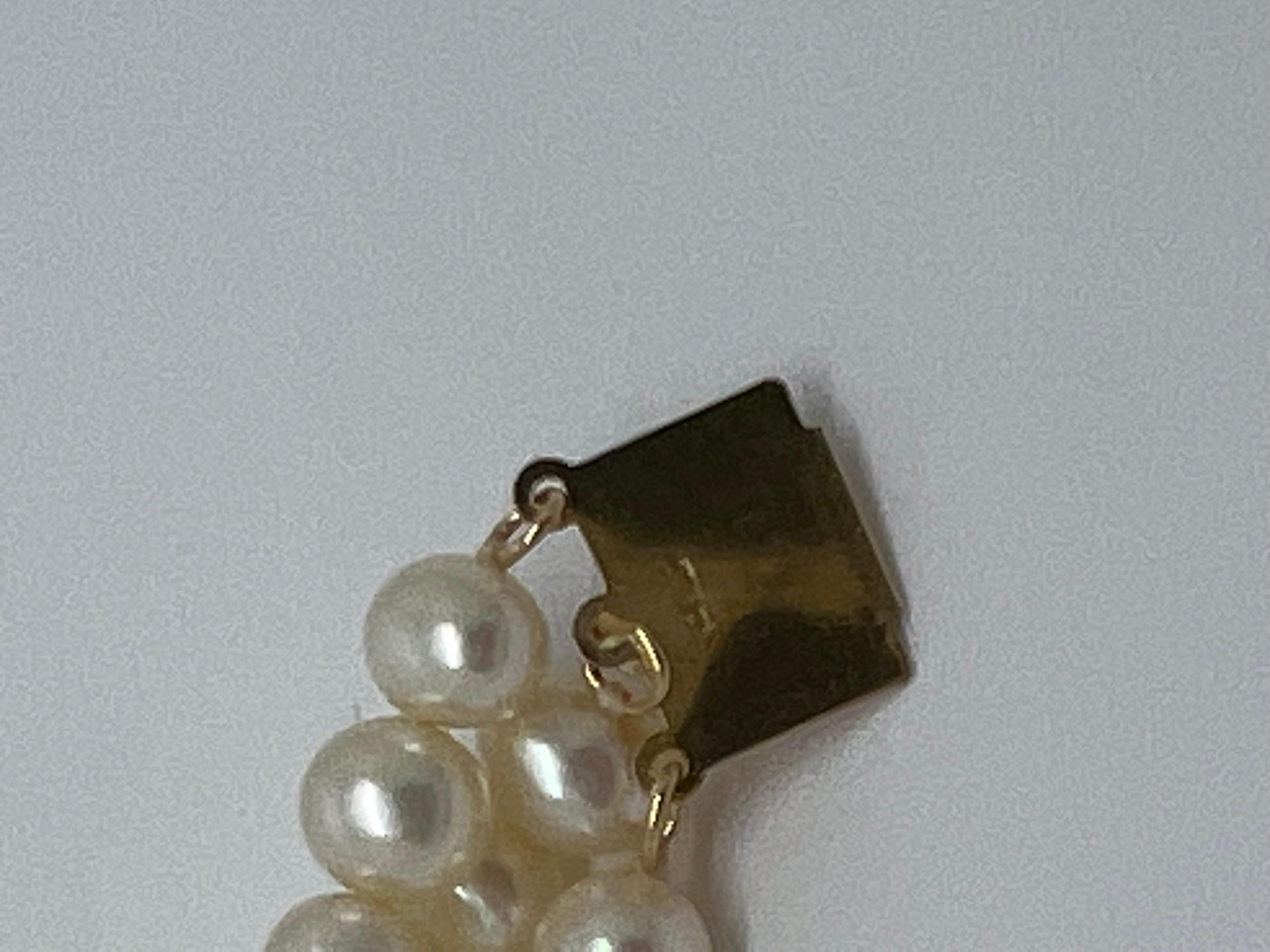 14 Karat Gelbgold Verschluss Perle Dreireihiges Armband (Rundschliff) im Angebot
