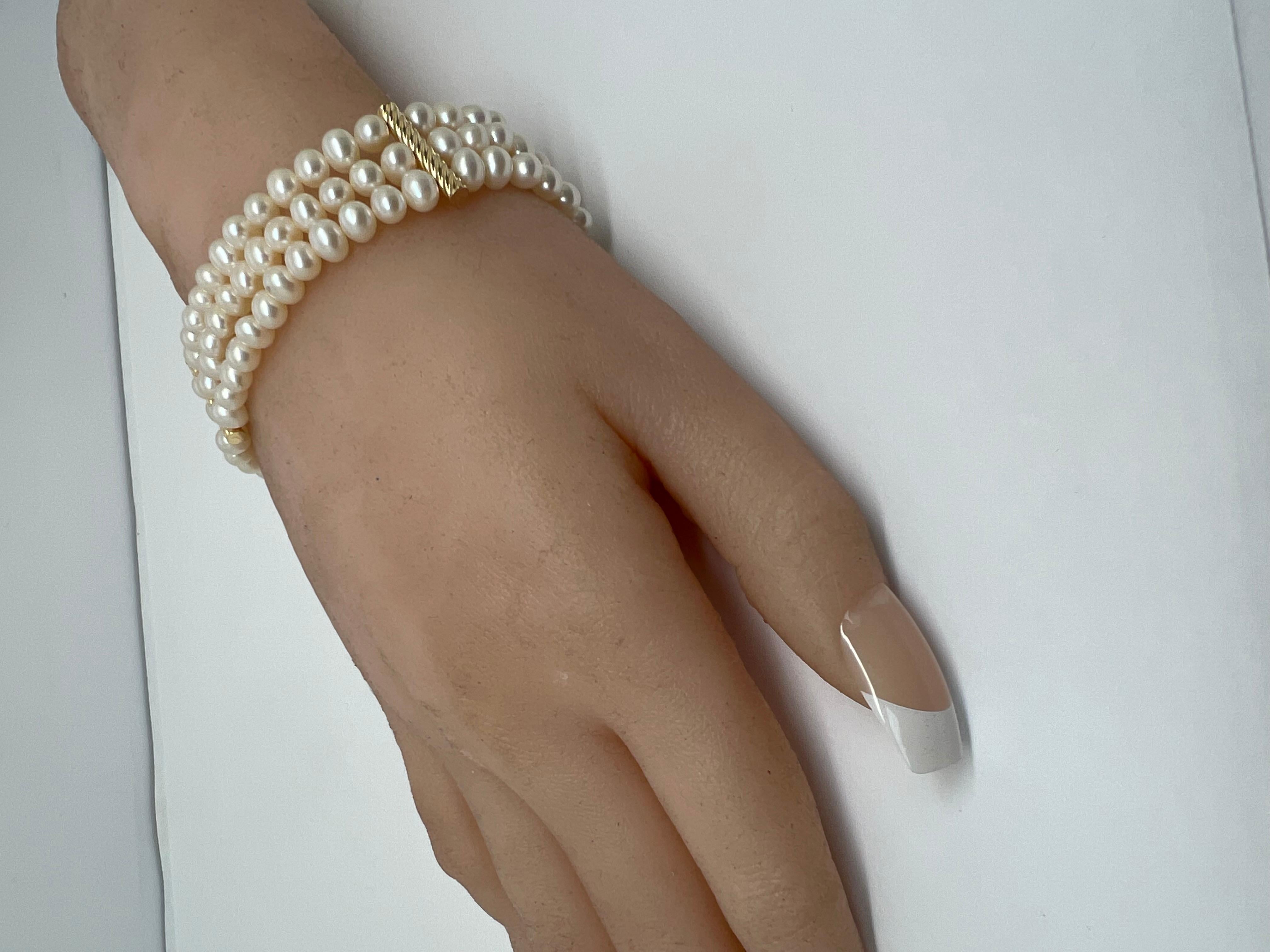 Bracelet à trois rangs de perles en or jaune 14 carats avec fermoir en perles Pour femmes en vente