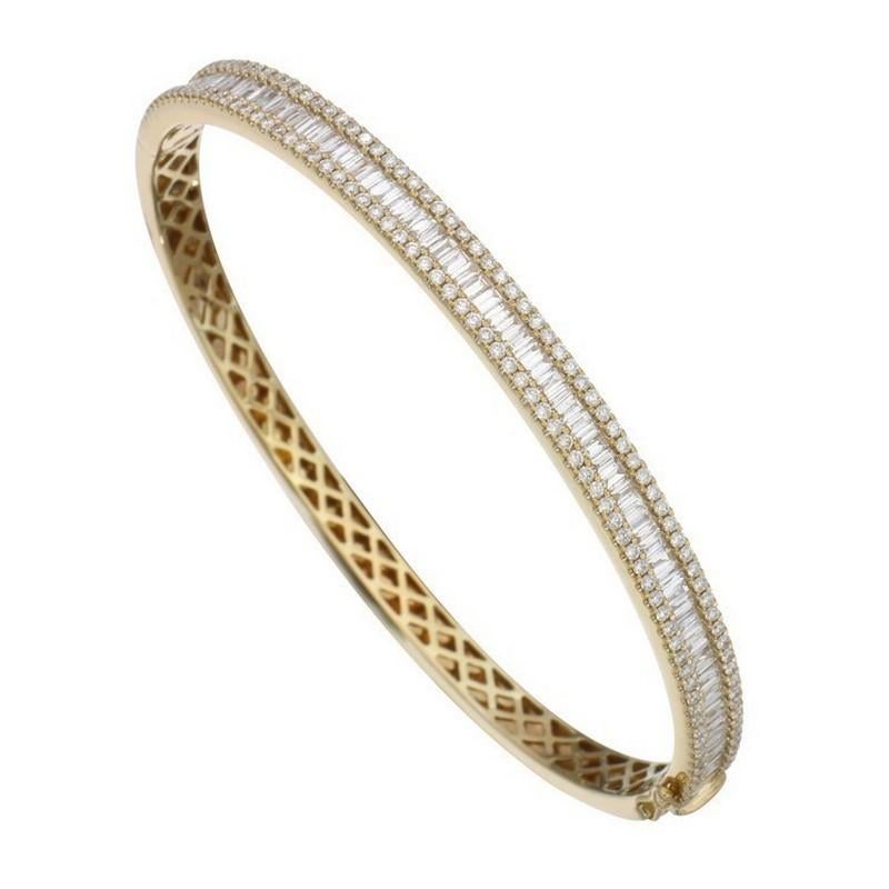 Diamond Carat Weight: This exquisite bangle showcases a total of 2.5 carats of diamonds. It features 142 round-cut diamonds and 81 baguette-cut diamonds, each selected for their exceptional brilliance.

Gold Type: The bangle is expertly crafted in