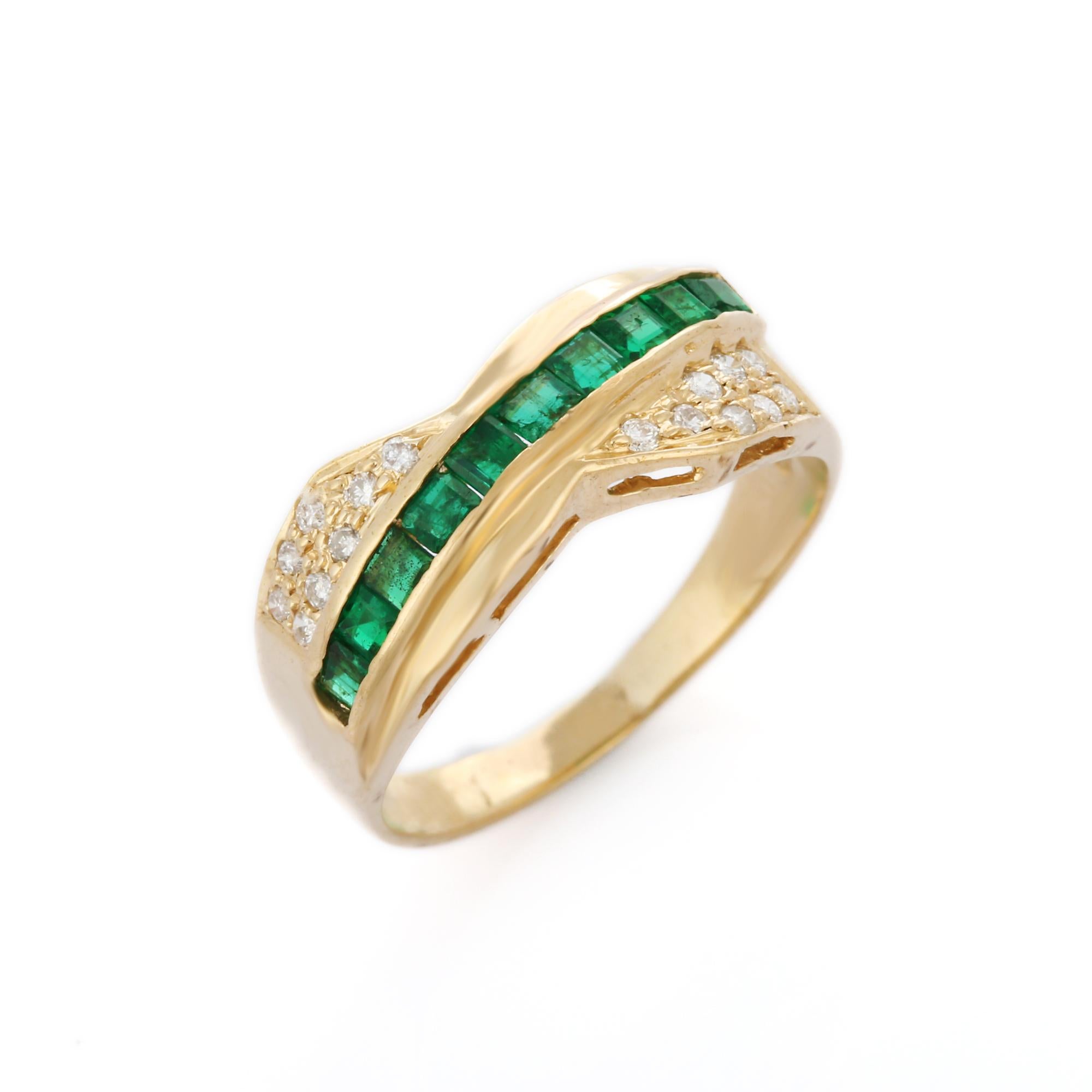 Im Angebot: 14 Karat Gelbgold Klassischer Verlobungsring mit Smaragd und Diamant () 2