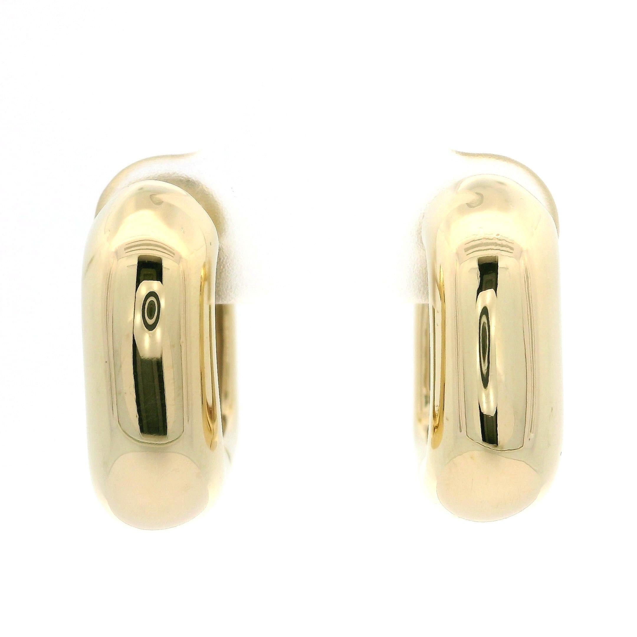 14k Yellow Gold Classic Rounded Squared Polished Huggie Hoop Earrings In Good Condition For Sale In Montclair, NJ
