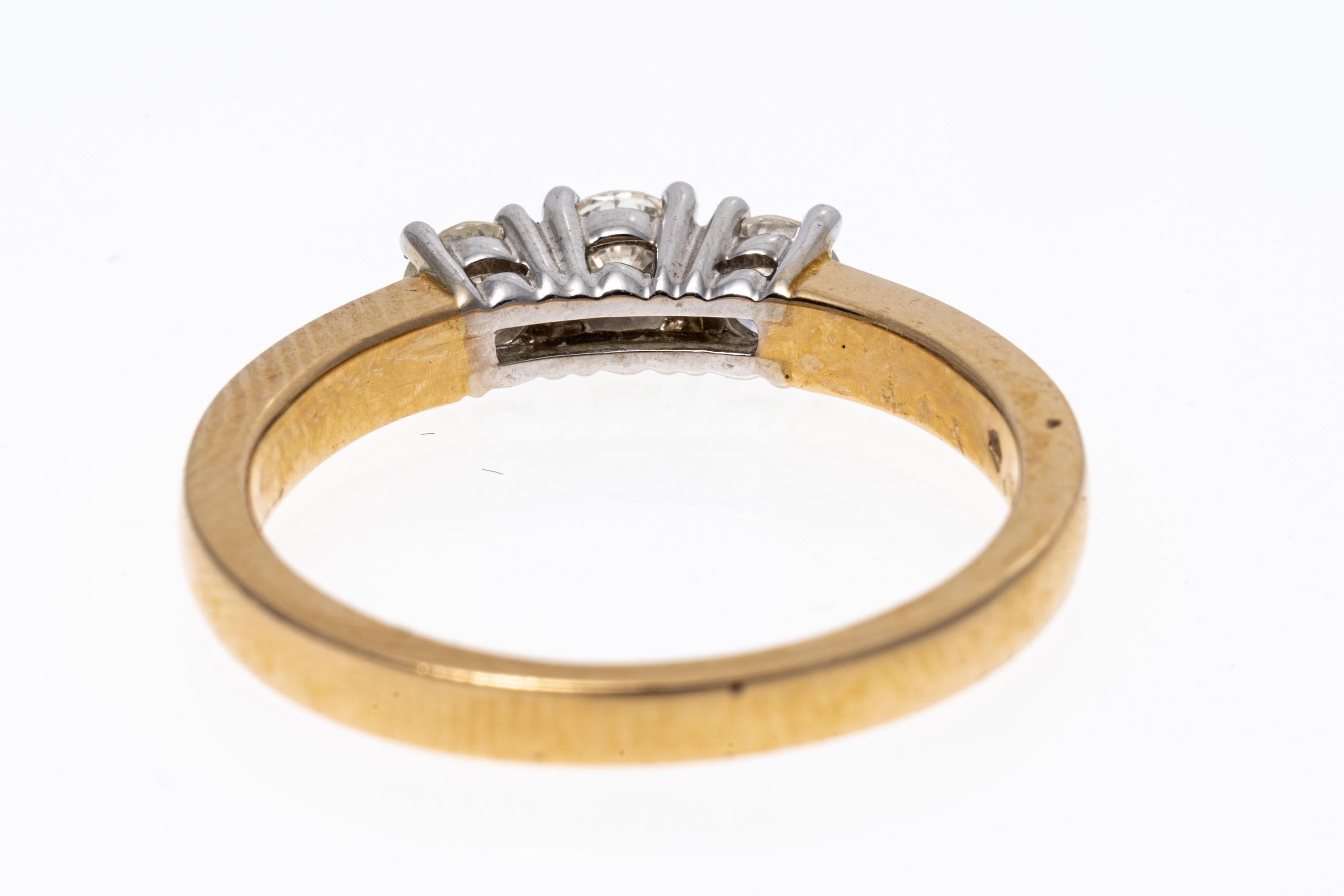 14 Karat Gelbgold Klassischer runder Diamantring mit drei Steinen im Zustand „Gut“ im Angebot in Southport, CT