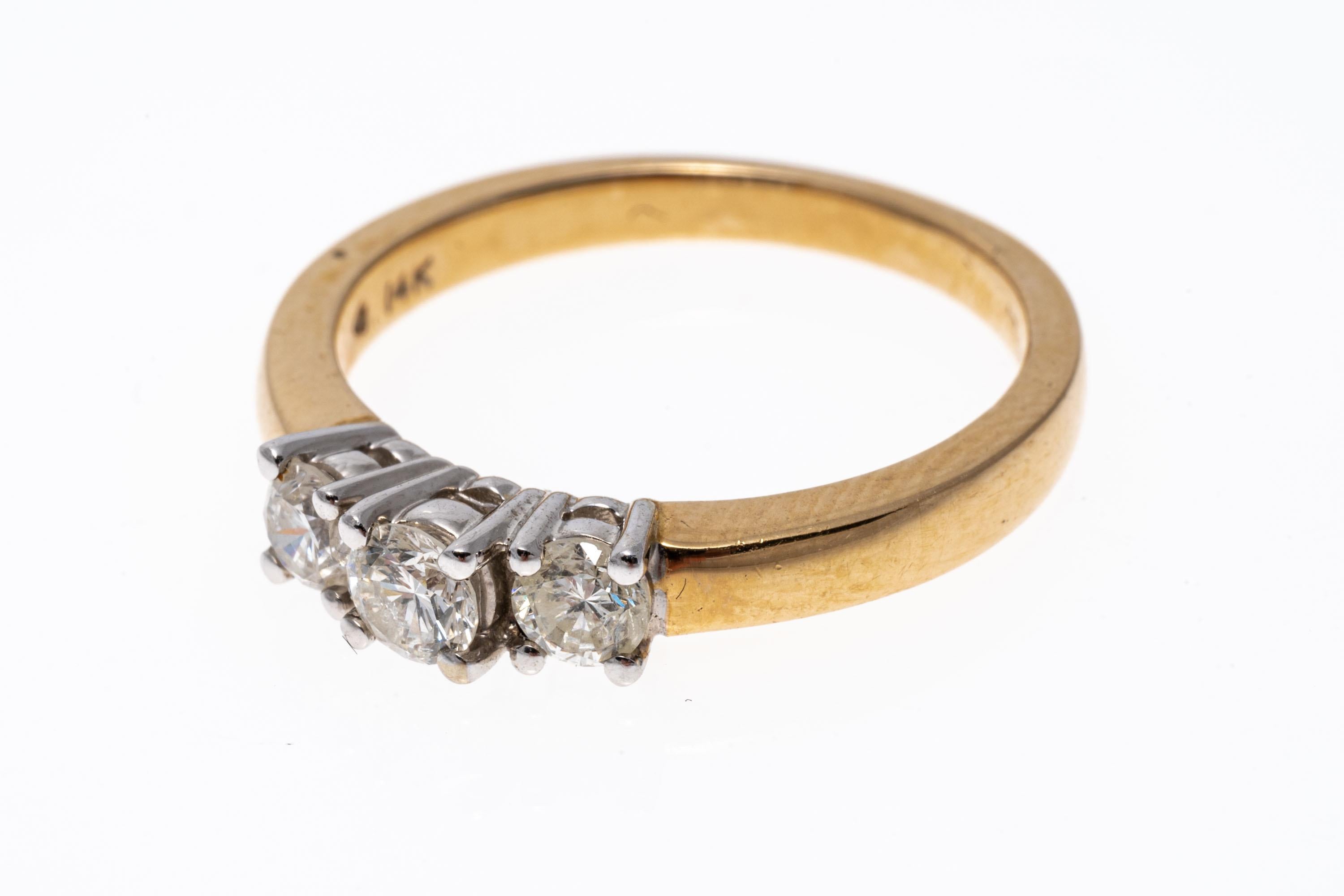 14 Karat Gelbgold Klassischer runder Diamantring mit drei Steinen im Angebot 1