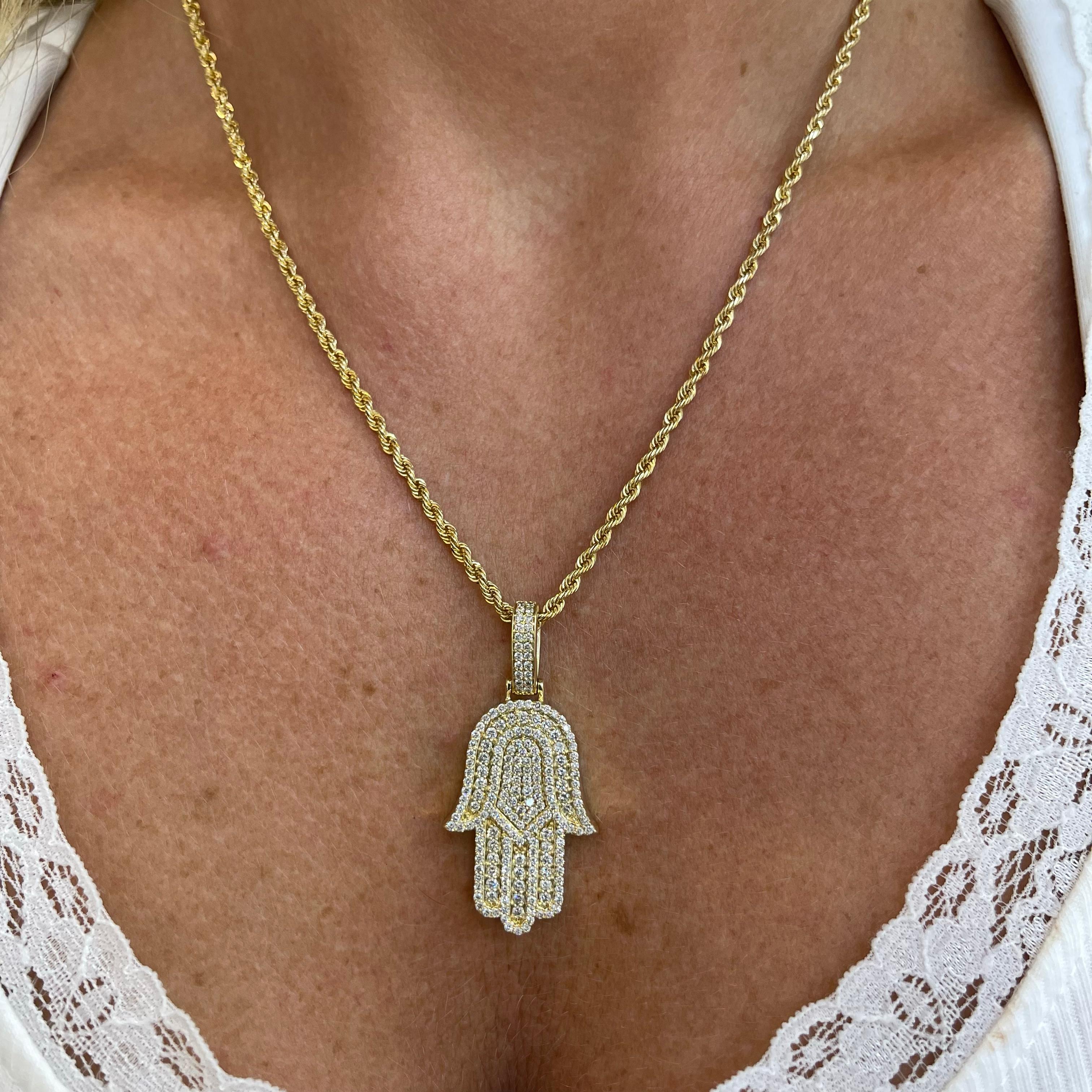 Collier pendentif Hamsa en or jaune 14 carats avec grappe de diamants en vente 3