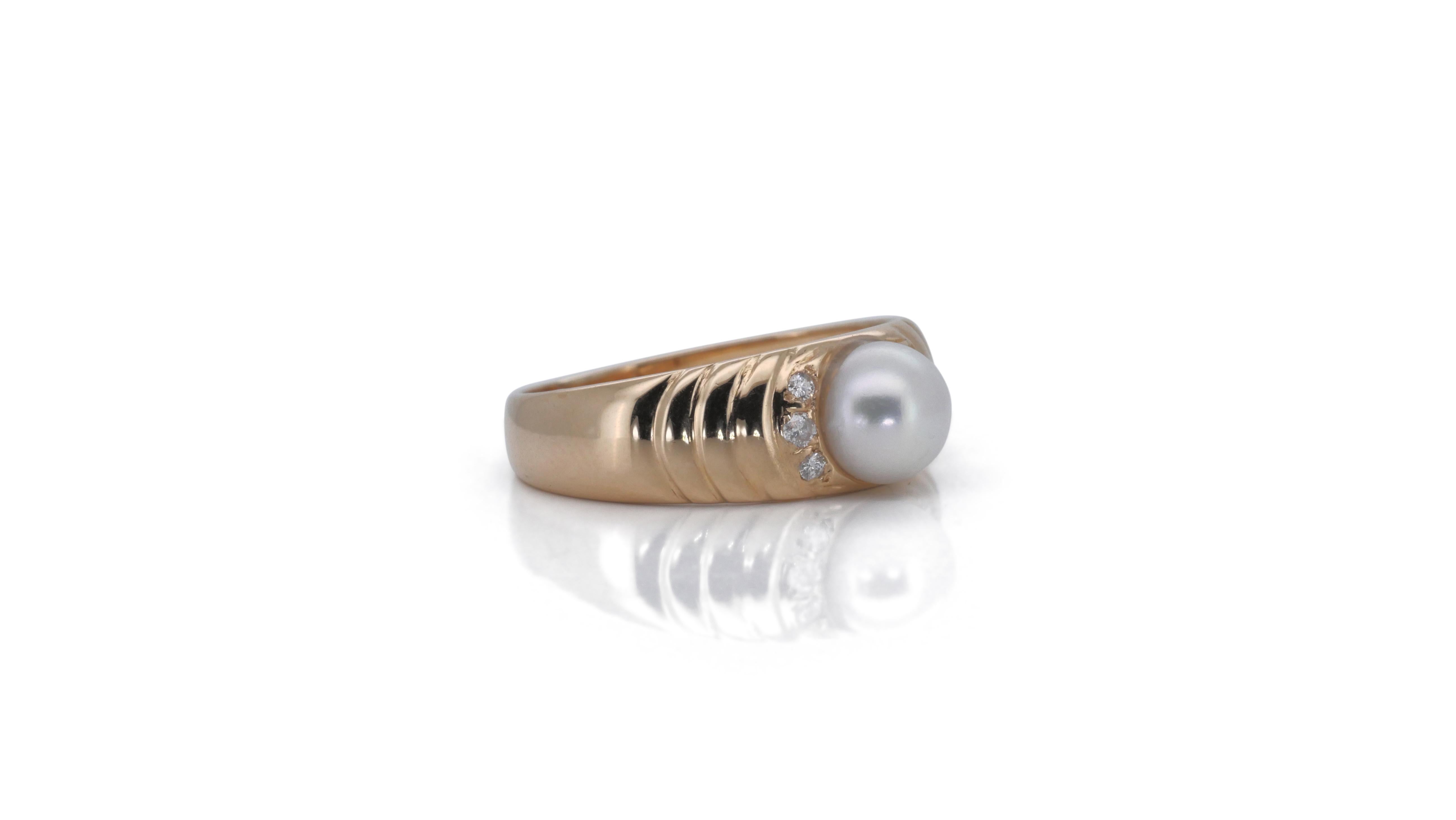 Round Cut 14k Yellow Gold Cluster Ring with 1.06 Total Carat Natural Pearl and Diamonds For Sale