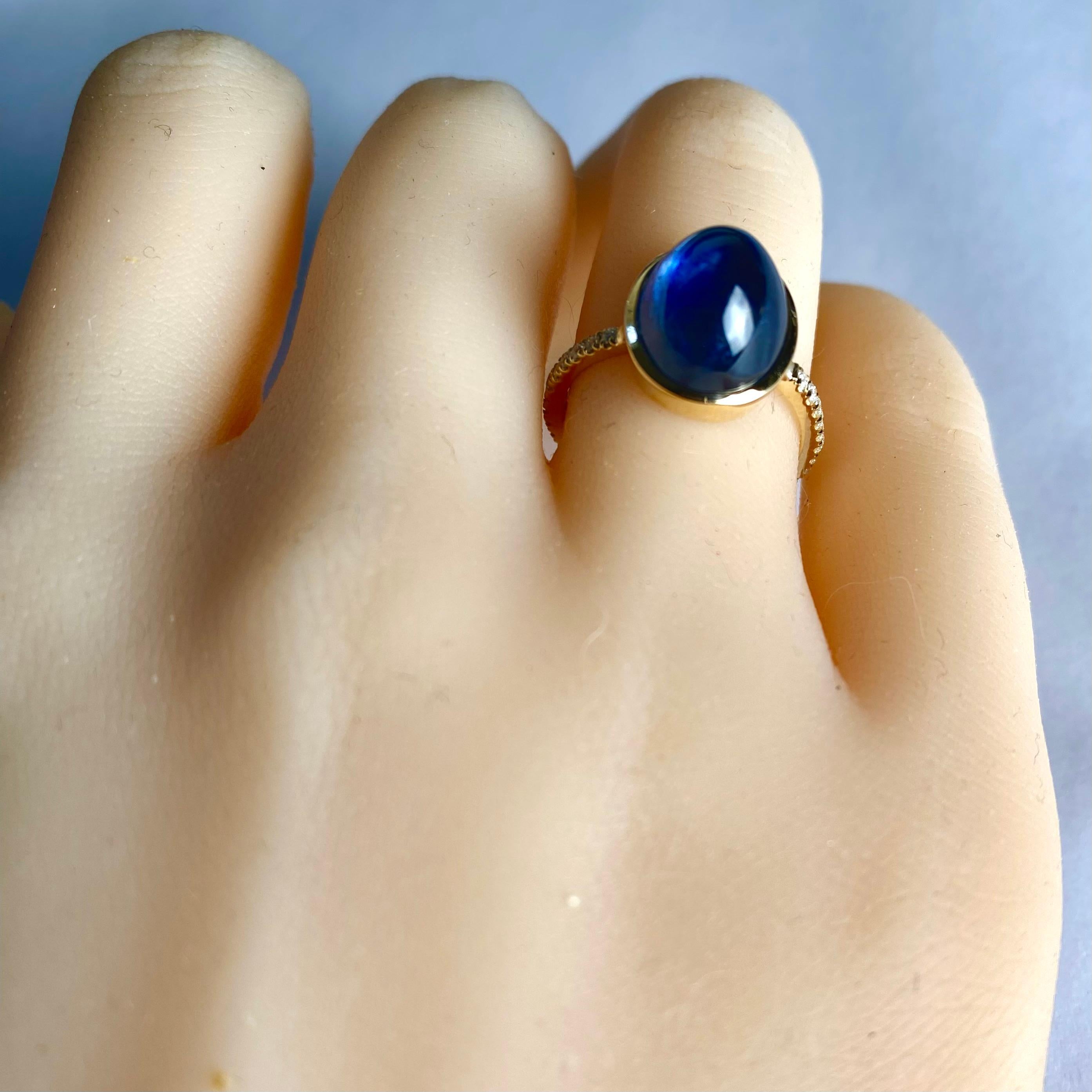 14K Yellow Gold Cocktail Ring Featuring 9 Carat Ceylon Cabochon Sapphire Diamond In New Condition For Sale In New York, NY