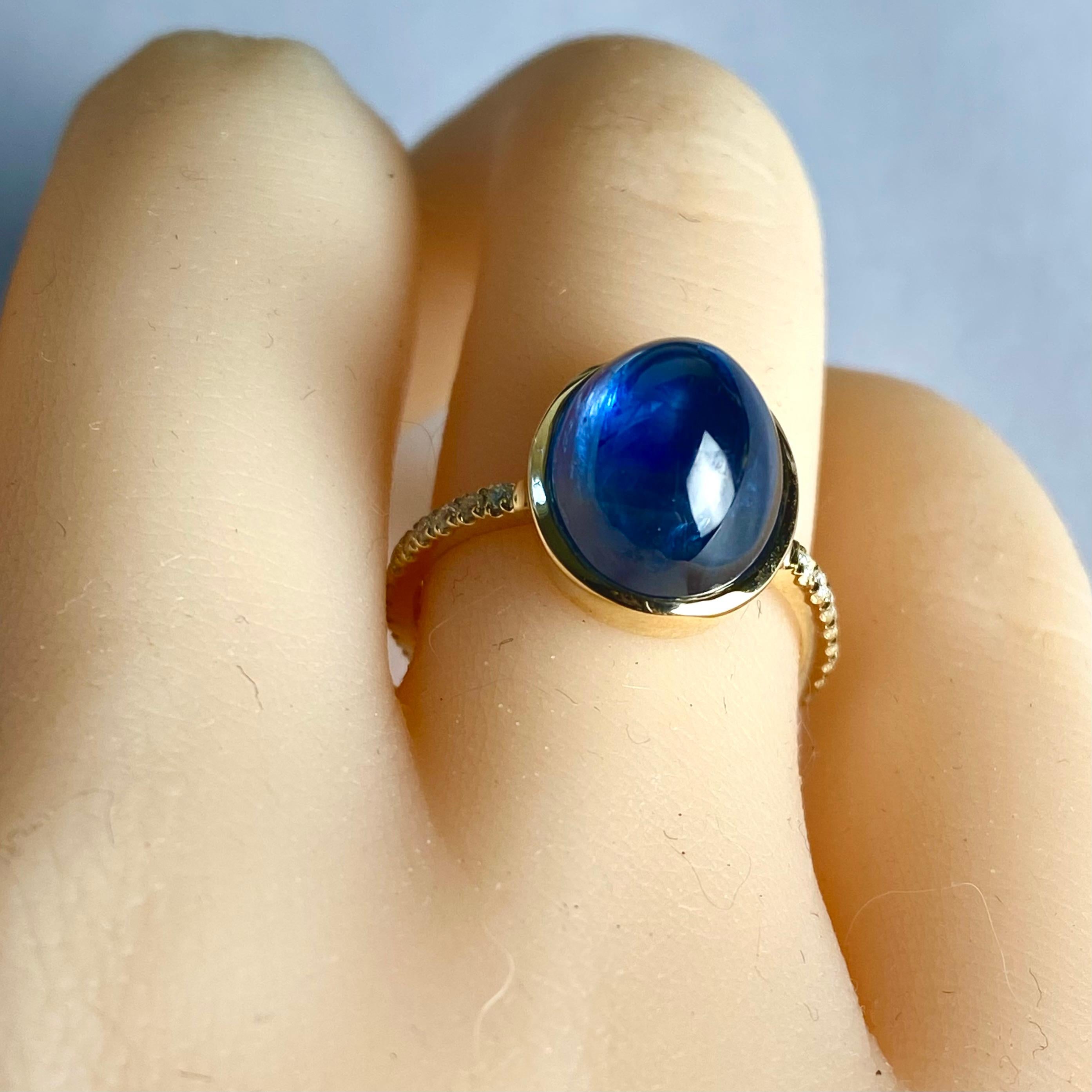 14K Yellow Gold Cocktail Ring Featuring 9 Carat Ceylon Cabochon Sapphire Diamond For Sale 1