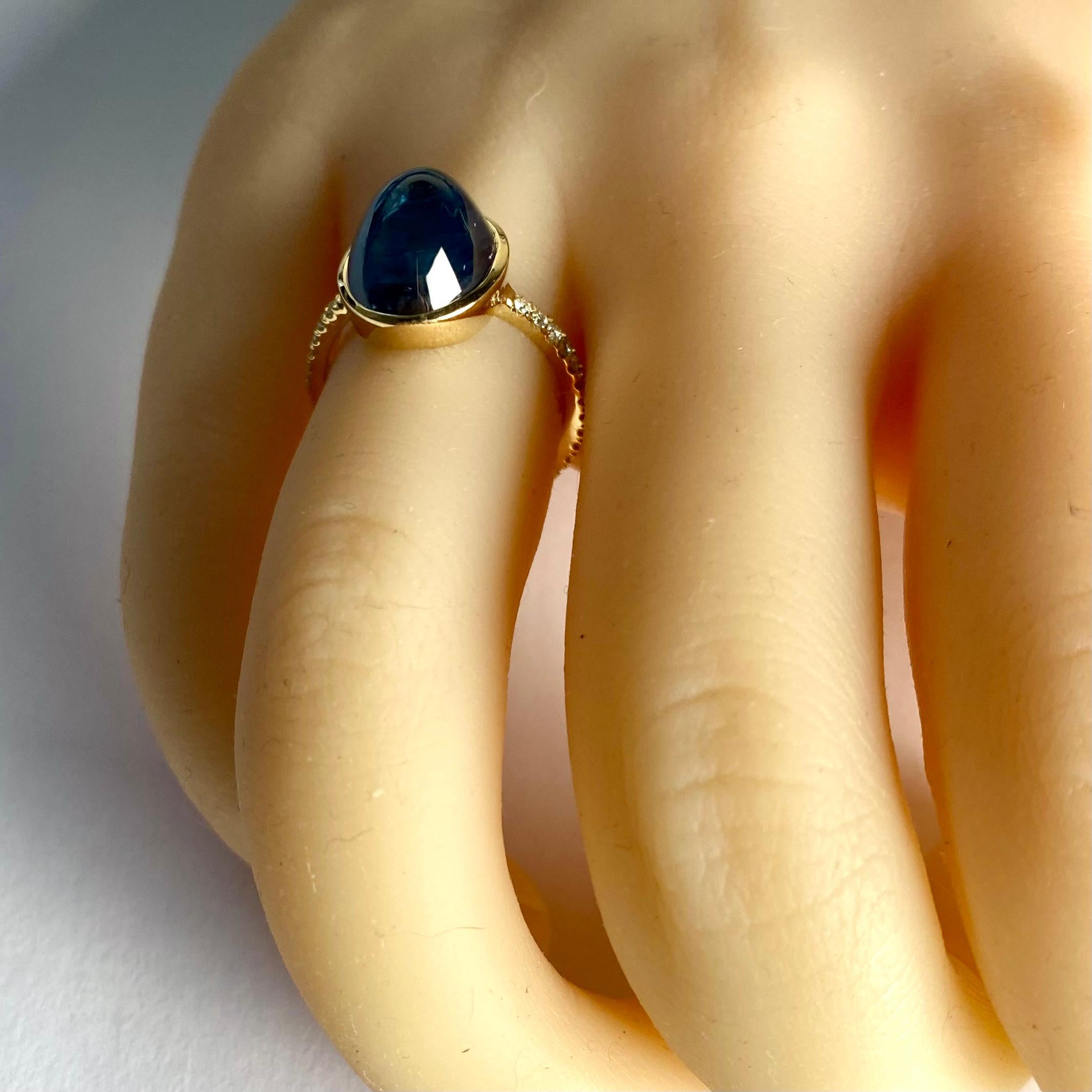 14K Yellow Gold Cocktail Ring Featuring 9 Carat Ceylon Cabochon Sapphire Diamond For Sale 2