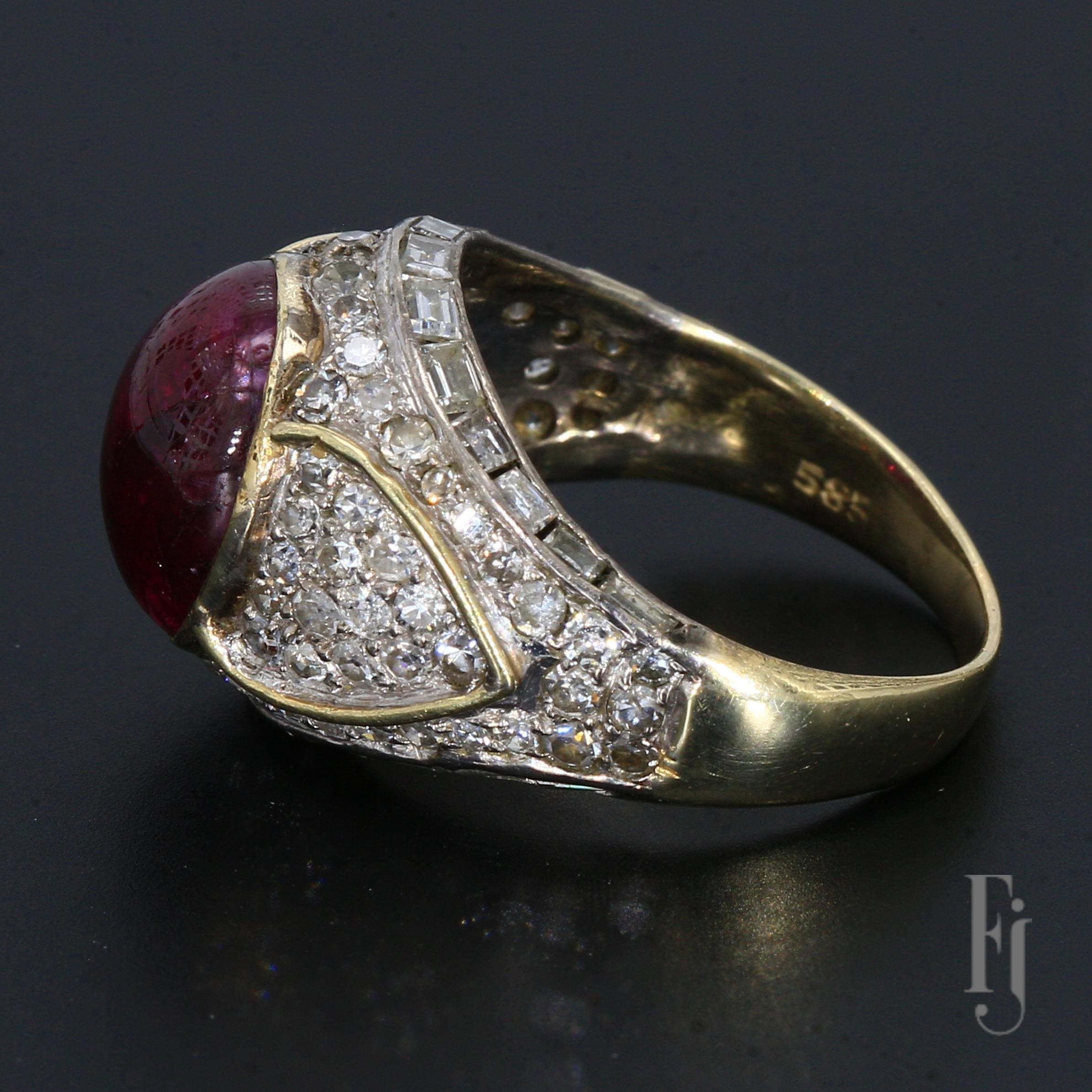 Voici une bague de cocktail en or jaune 14k ornée d'un rubis cabochon ovale de 9,0ct, rehaussé de diamants blancs.

Taille de l'anneau - 5.25
Poids total - 5,38 g