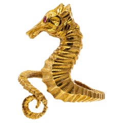 14k Yellow Gold Coiled Seahorse Ring with Curlicue Tail