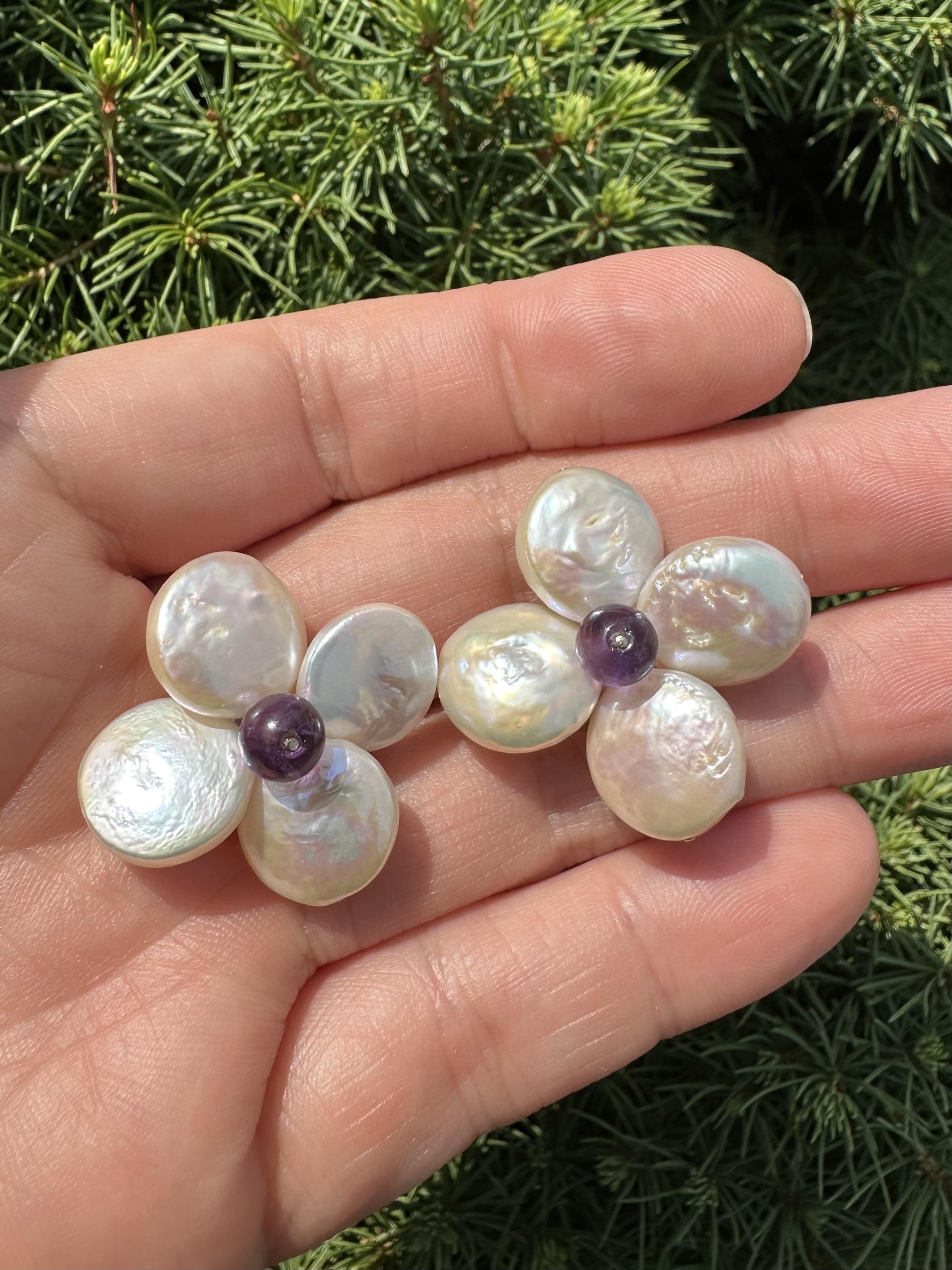 14k Yellow Gold Coin Pearl & Amethyst Flower Shaped Convertible Back Earrings In Excellent Condition For Sale In Montclair, NJ