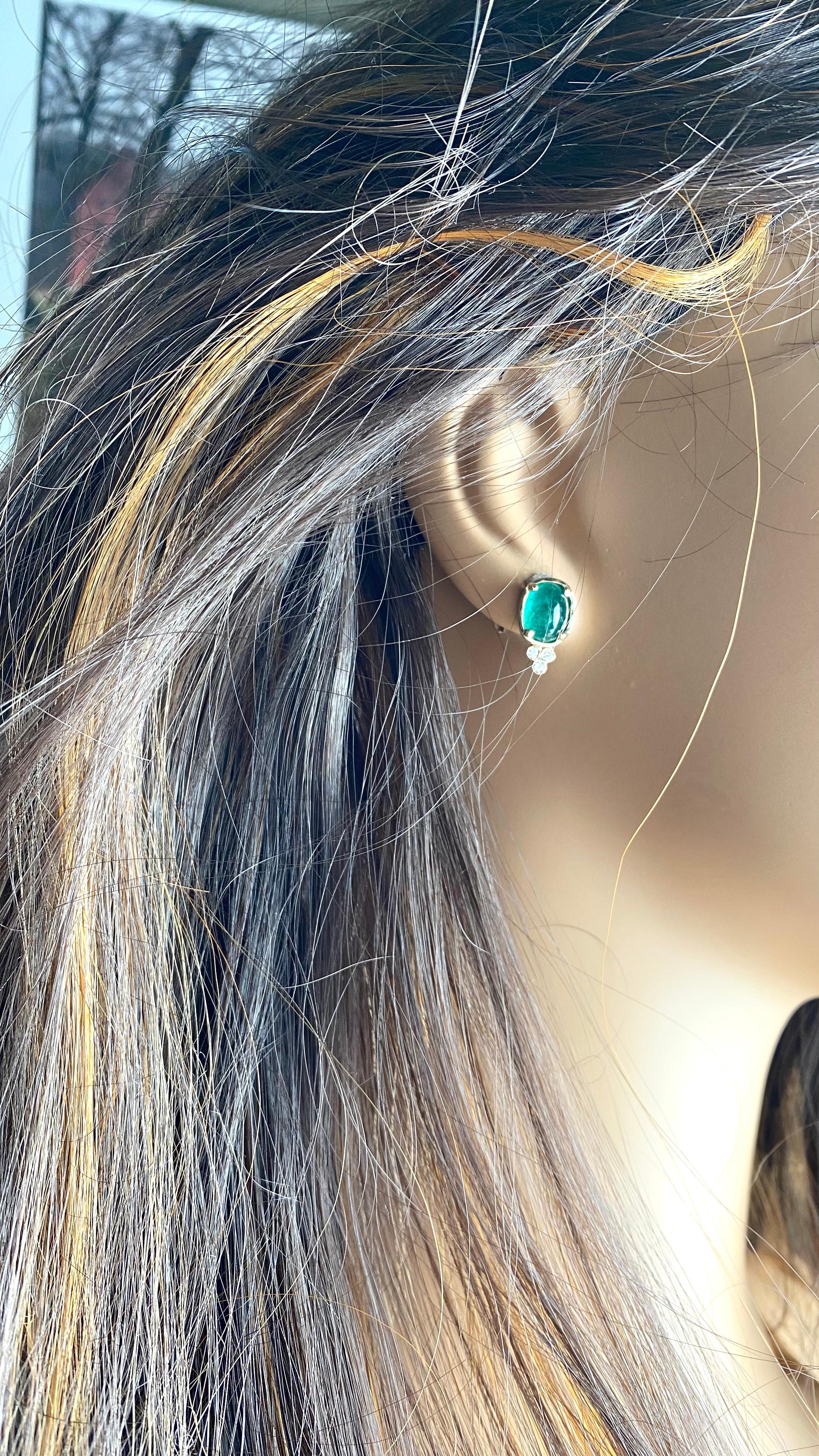 da uomo o donna Orecchini con castone in oro giallo 14K con smeraldo colombiano cabochon e diamanti in vendita