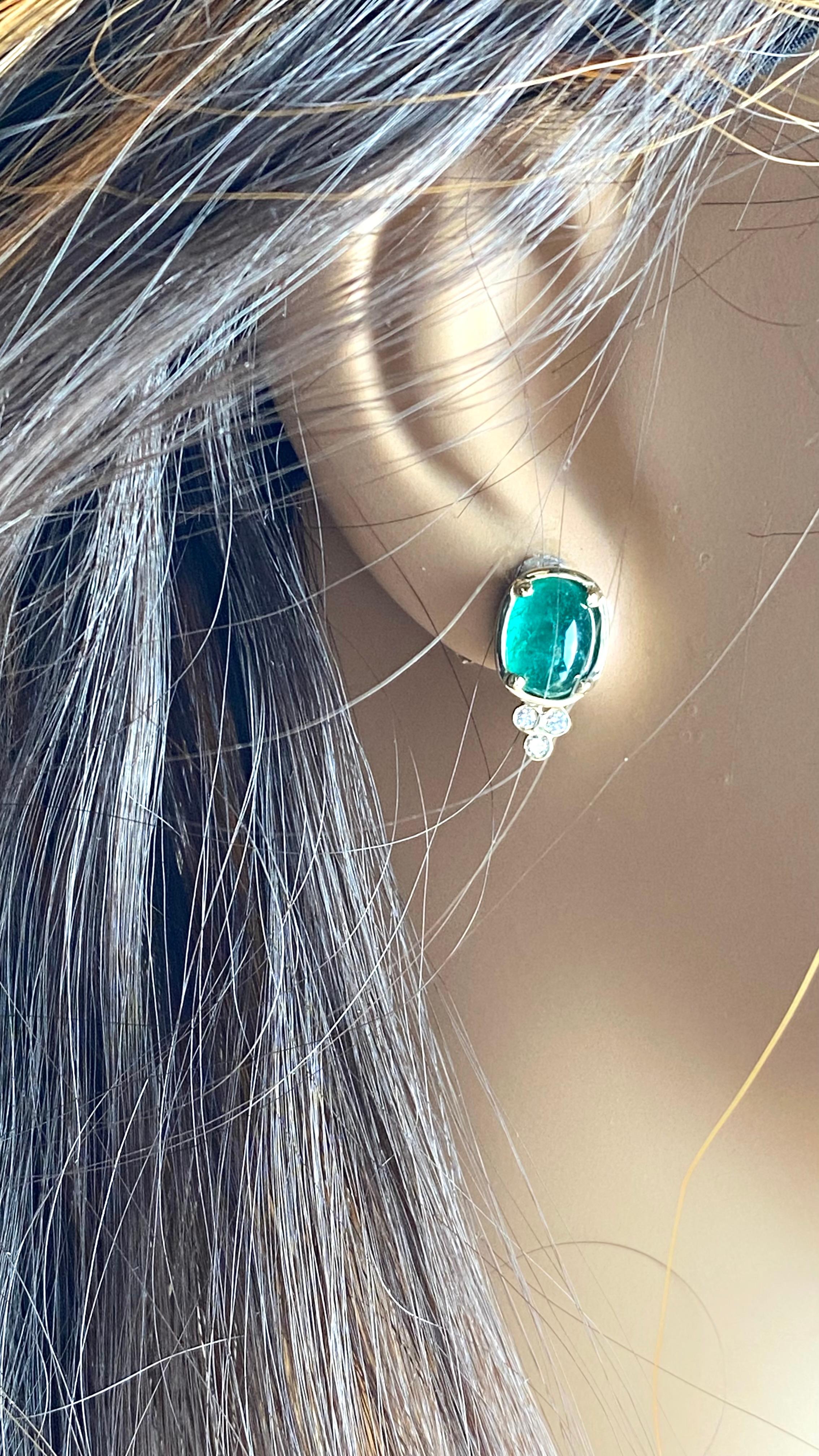 Orecchini con castone in oro giallo 14K con smeraldo colombiano cabochon e diamanti in vendita 1