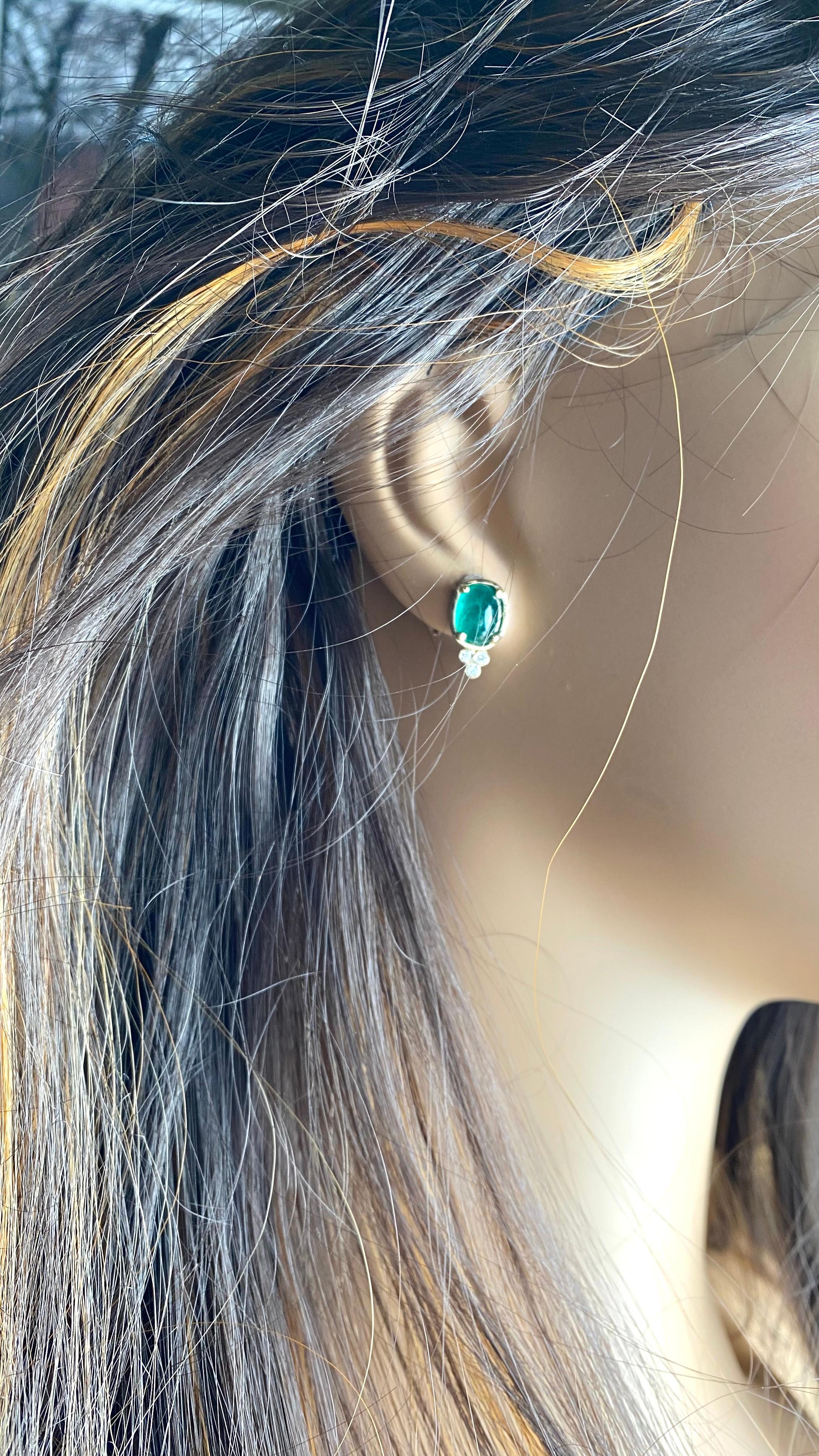 Orecchini con castone in oro giallo 14K con smeraldo colombiano cabochon e diamanti in vendita 2