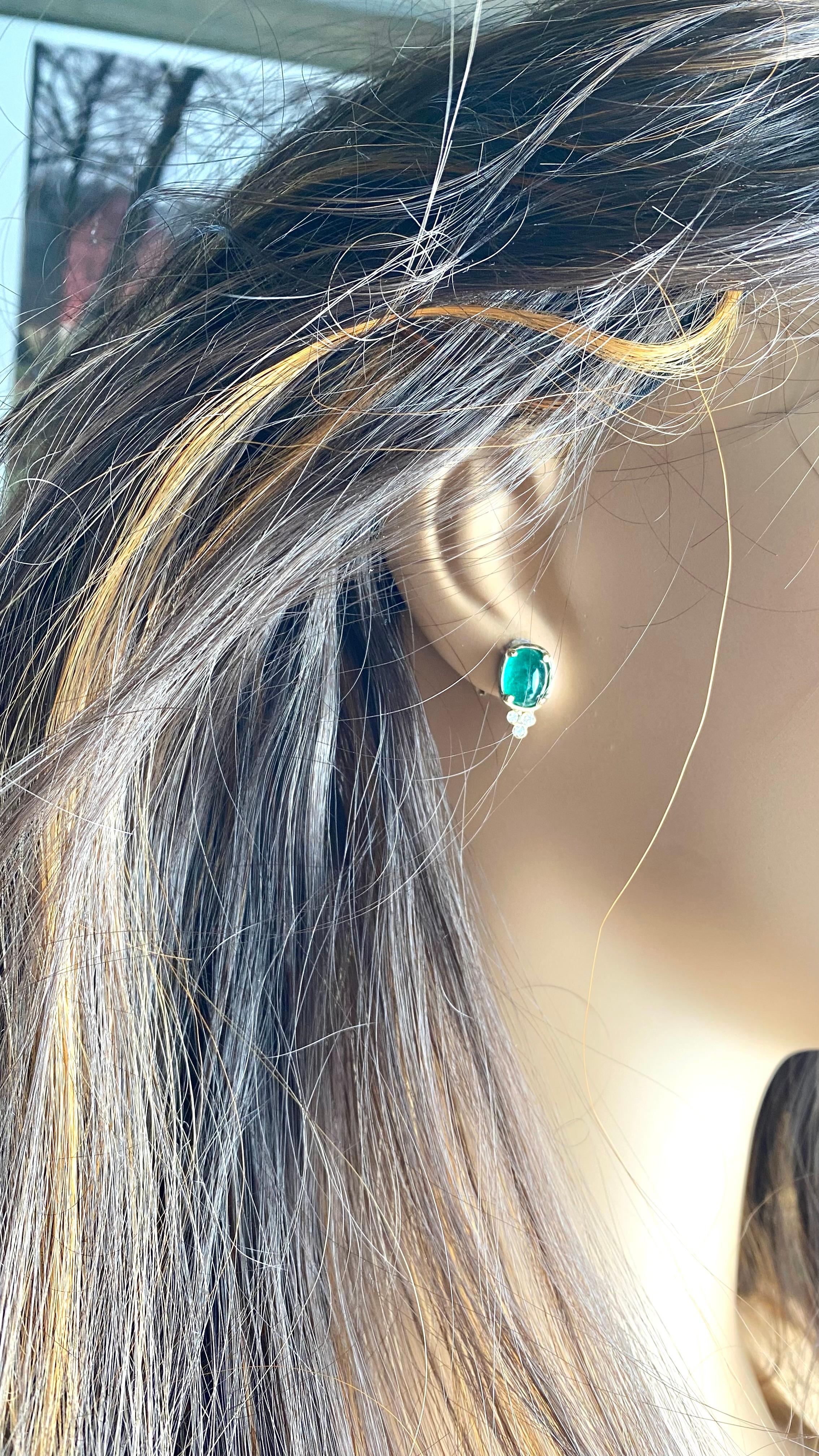 Orecchini con castone in oro giallo 14K con smeraldo colombiano cabochon e diamanti in vendita 3