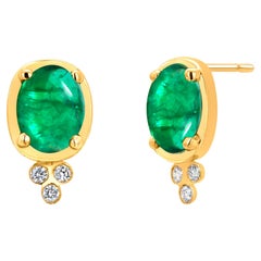 Orecchini con castone in oro giallo 14K con smeraldo colombiano cabochon e diamanti